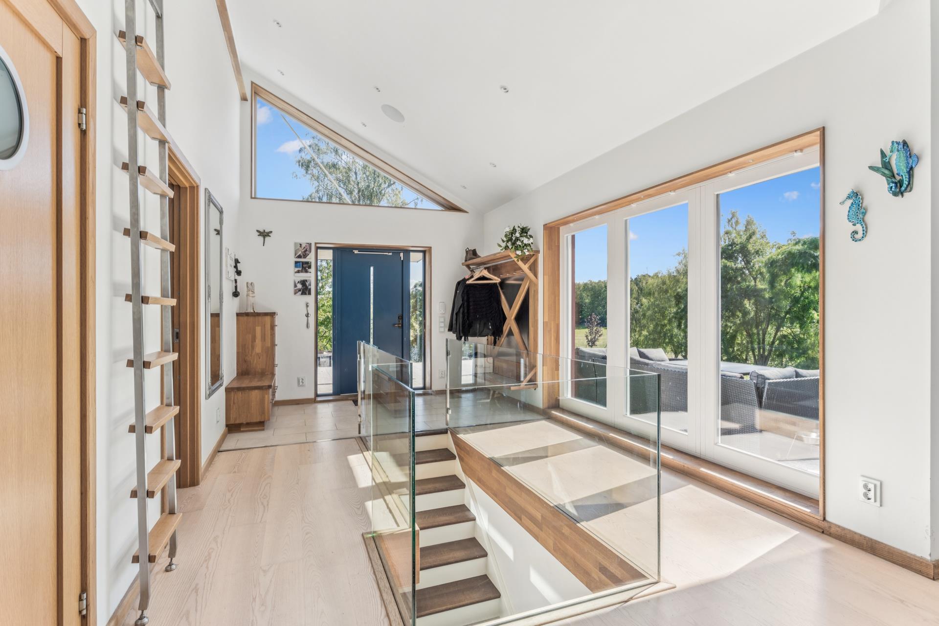 Påkostad arkitektritad villa med modern planlösning, bergvärme och fina materialval