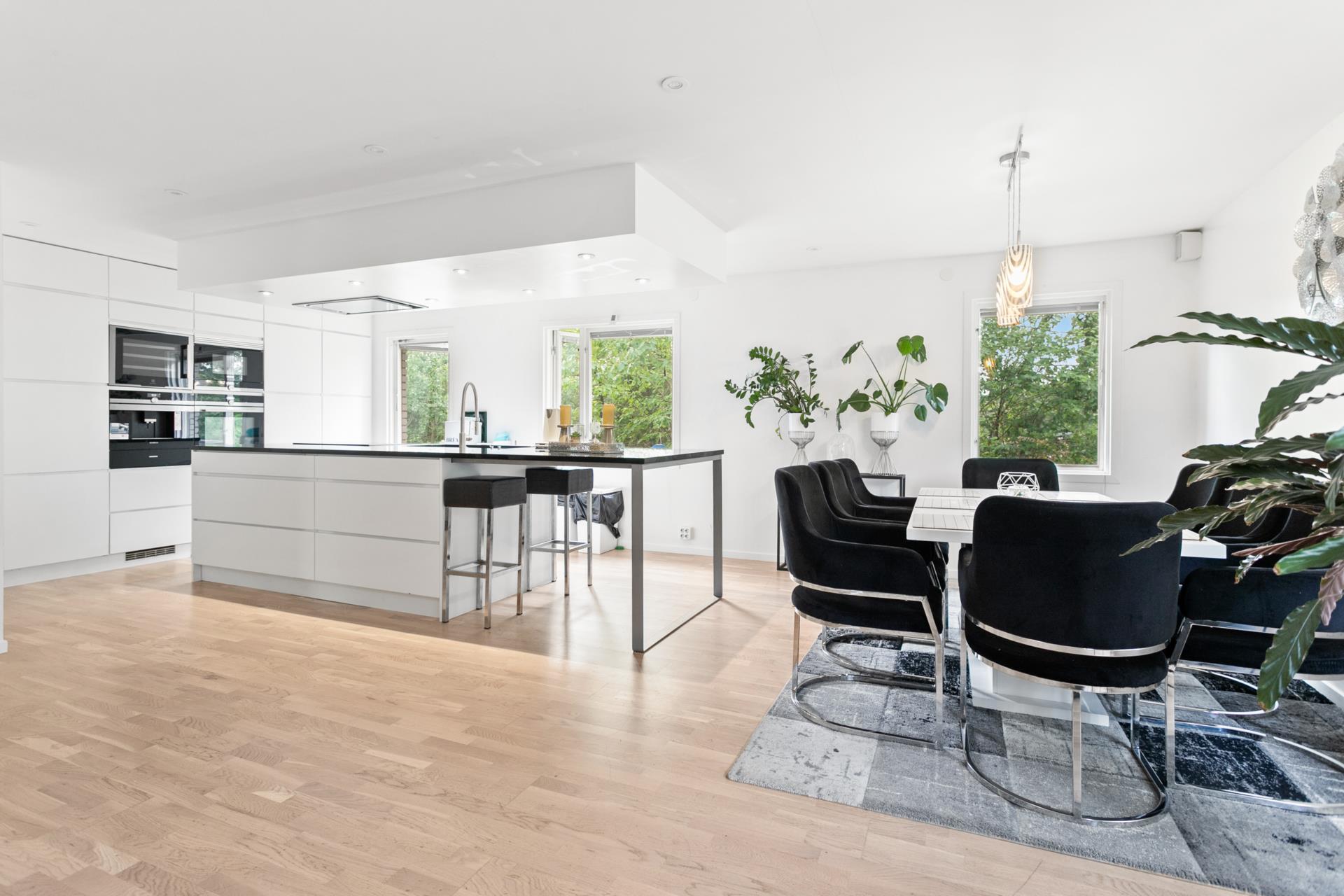Stor välrenoverad villa om totalt 225 m² längst in på lugn återvändsgata