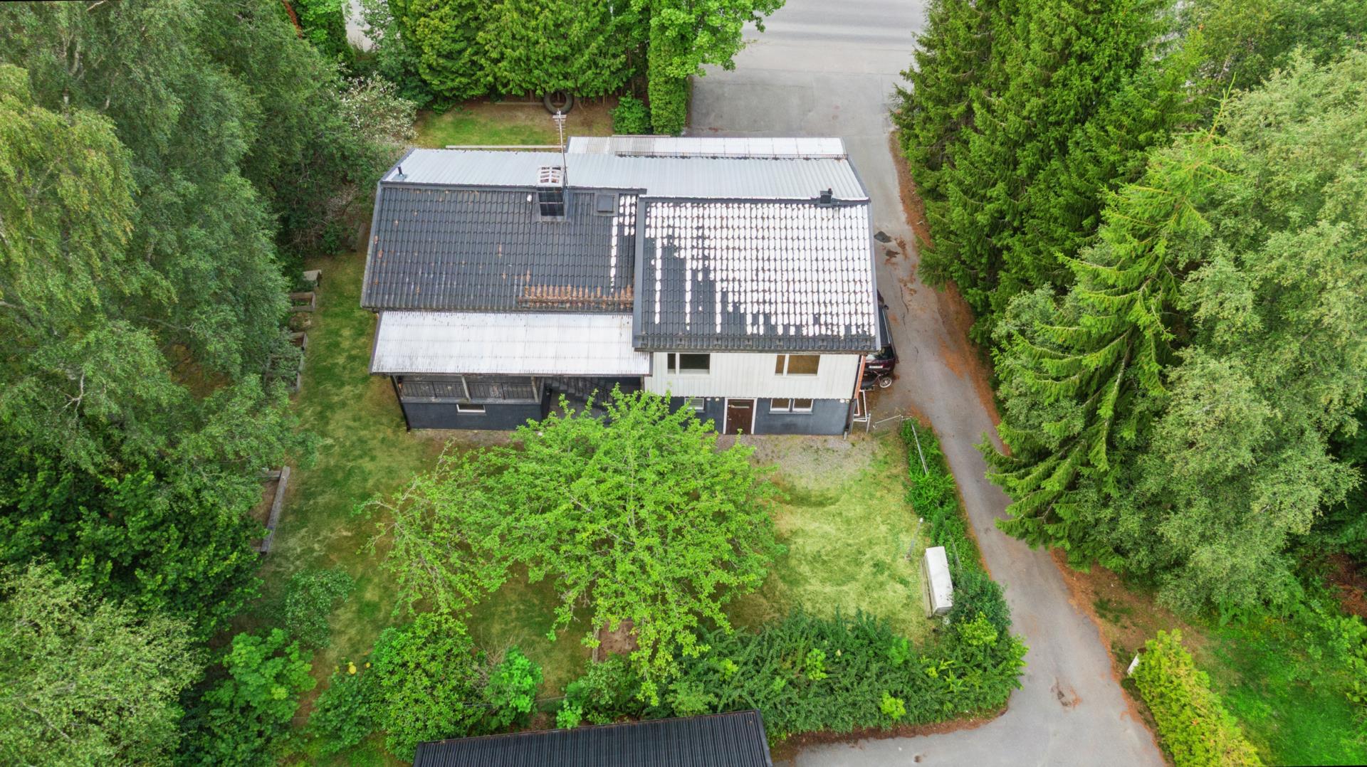 Rymlig villa med bra värmesystem, rejält dubbelgarage & uthyrningsdel