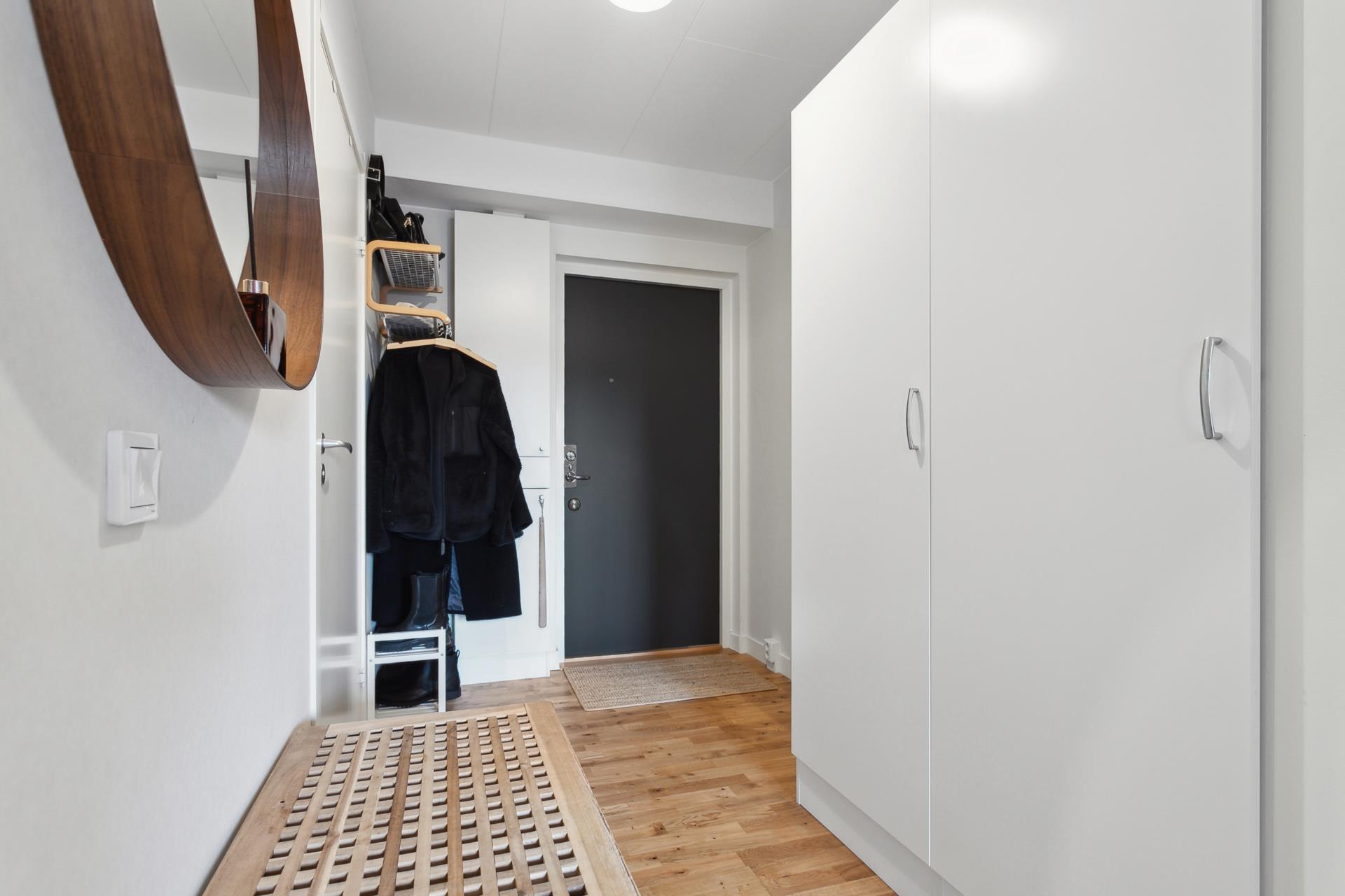 Ljus och fräsch etta med öppen modern planlösning från 2019