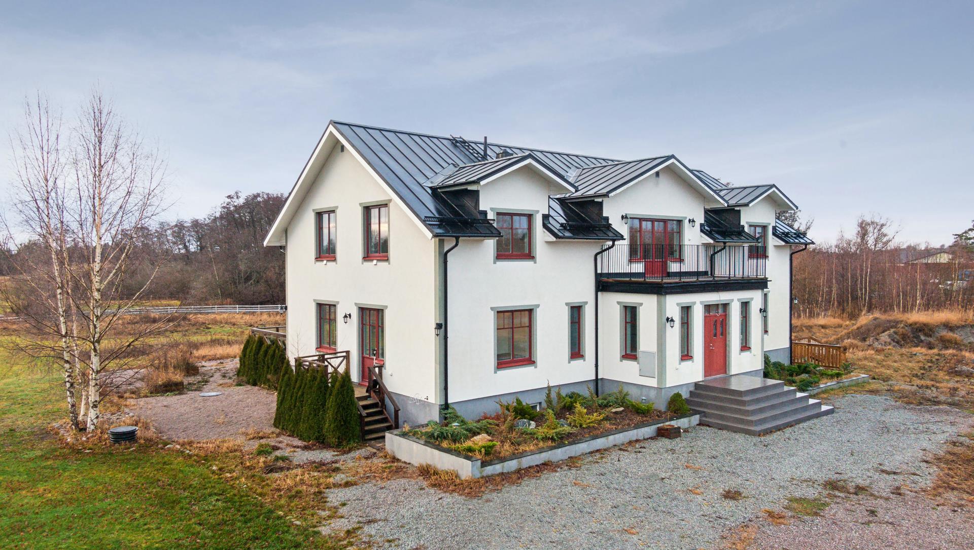 Imponerande fastighet med stor tomt, villa om ca 553 m² och gästhus om ca 147 m²