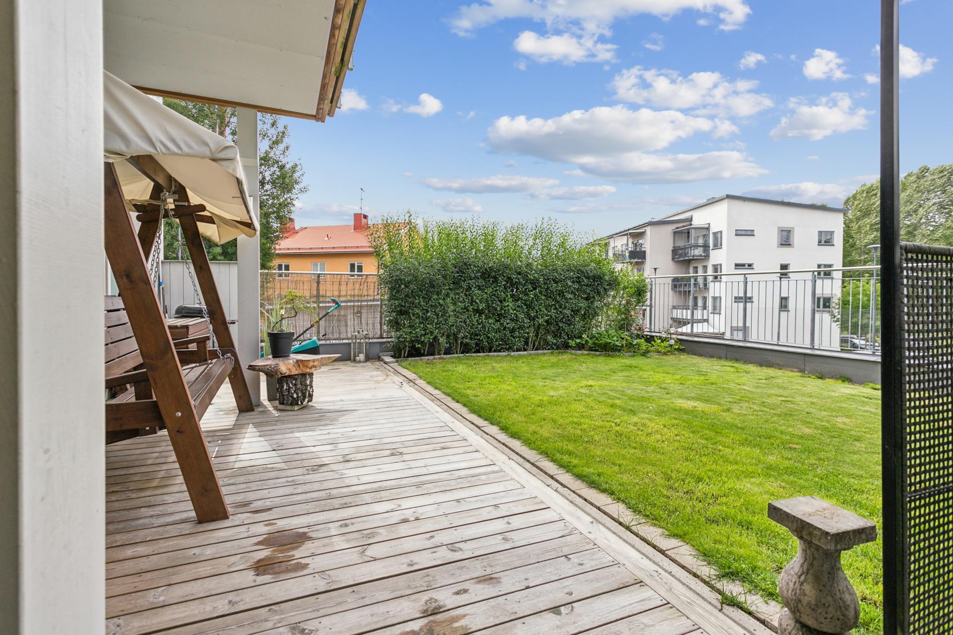 Välplanerad hörnfyra med bra planlösning och stor altan med tillhörande egen trädgård