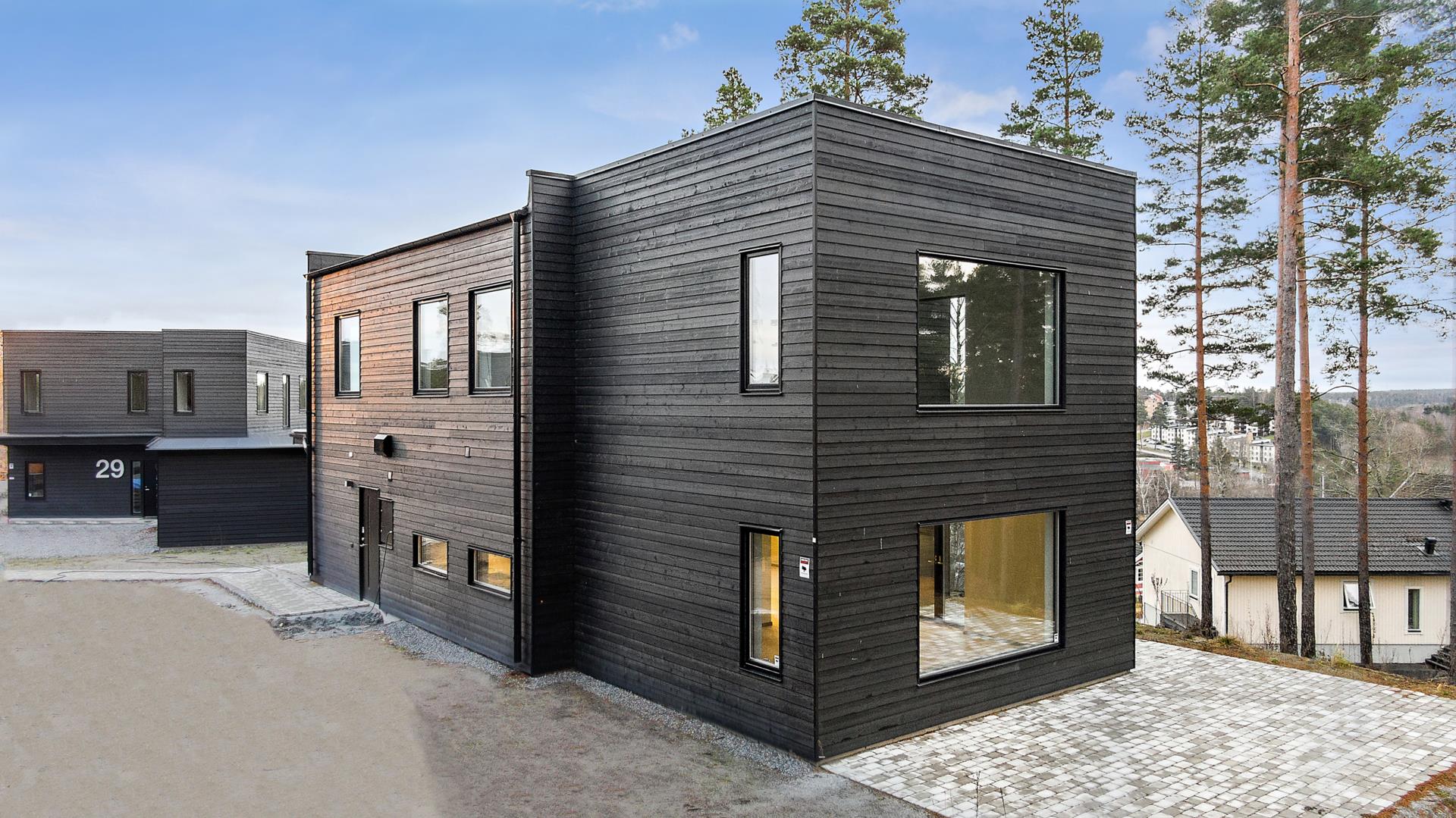 Nyproducerad och högt belägen familjevilla om 203 m² i populära kvarter