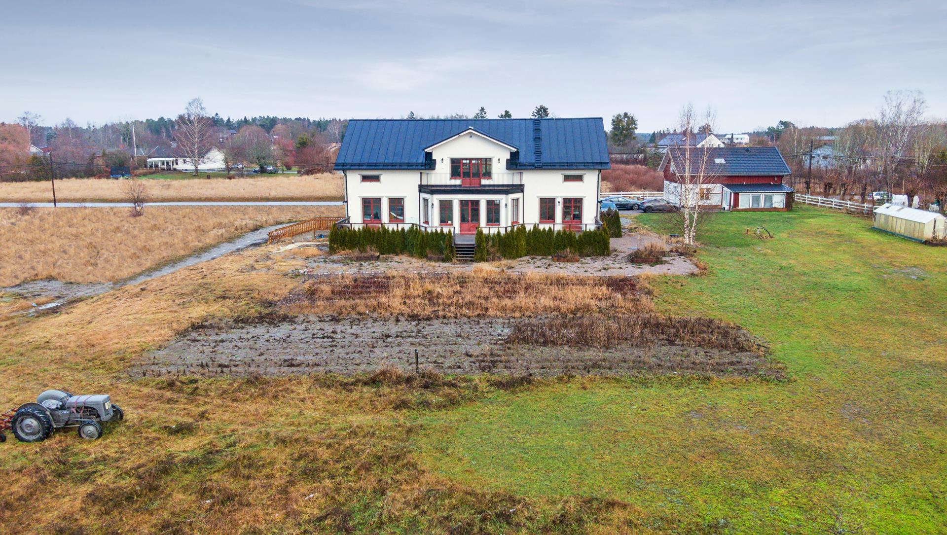 Imponerande fastighet med stor tomt, villa om ca 553 m² och gästhus om ca 147 m²