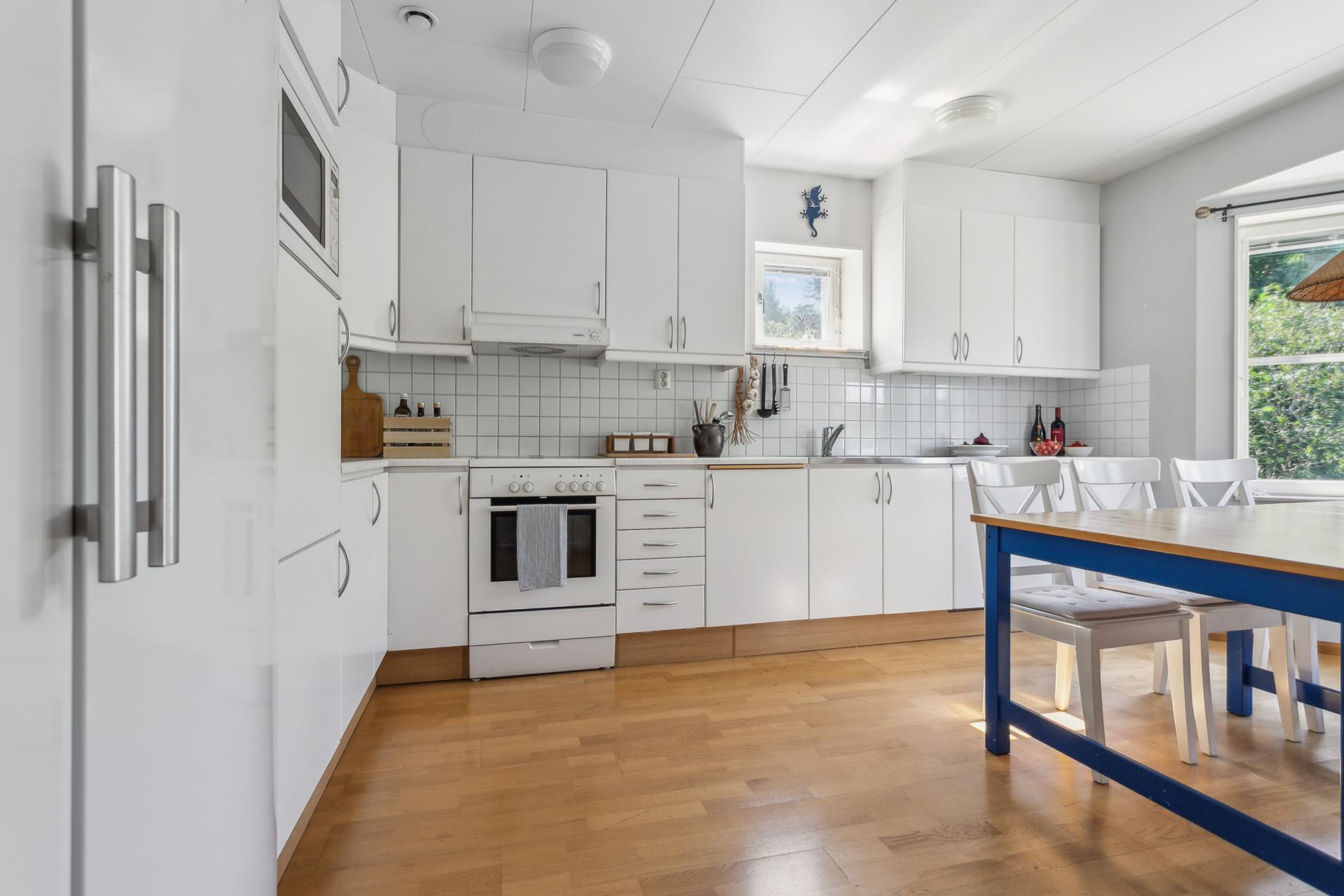 Välplanerad tvåplansvilla i idylliska kvarter med flexibel planlösning och carport samt mysig tomt