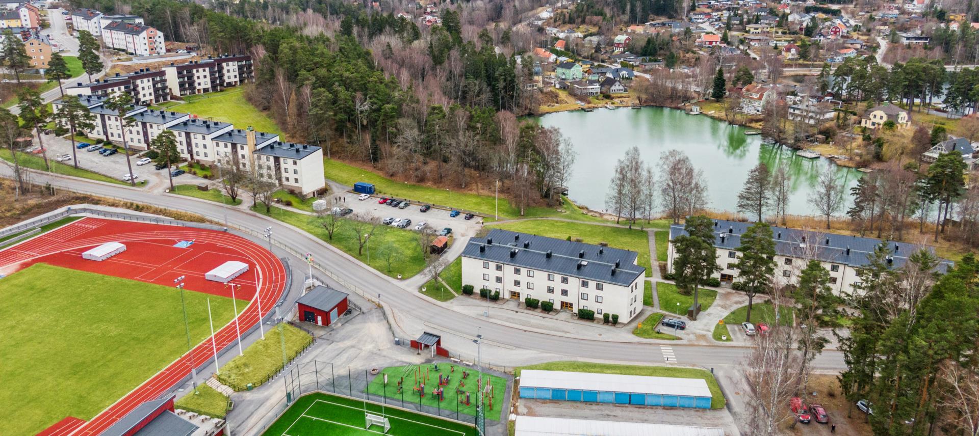 Rymlig och välplanerad tvåa i bra skick nära badplats och förening med god ekonomi