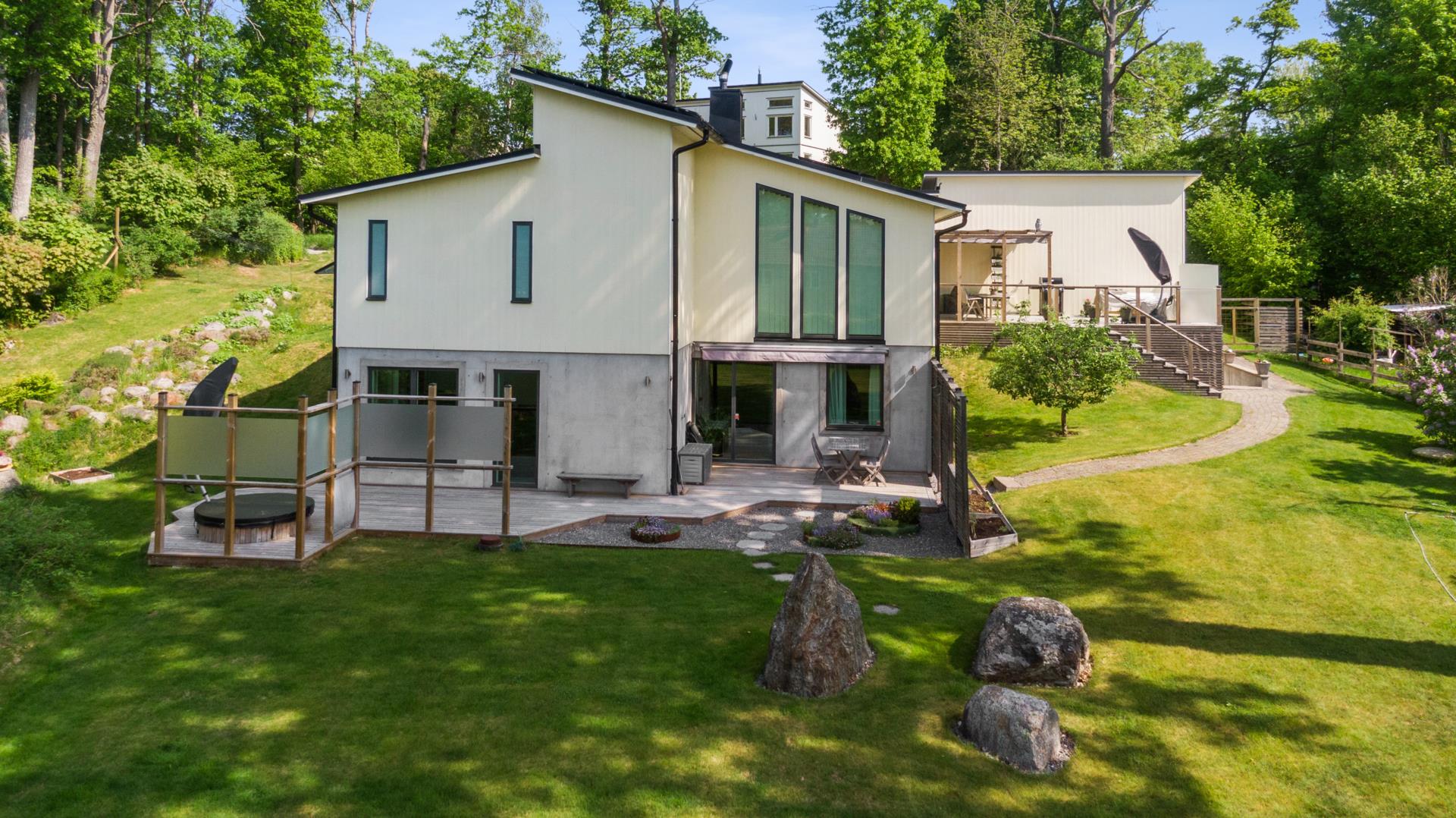 Stor exklusiv villa i Stora Mellansjö med bergvärme, dubbelgarage och solceller