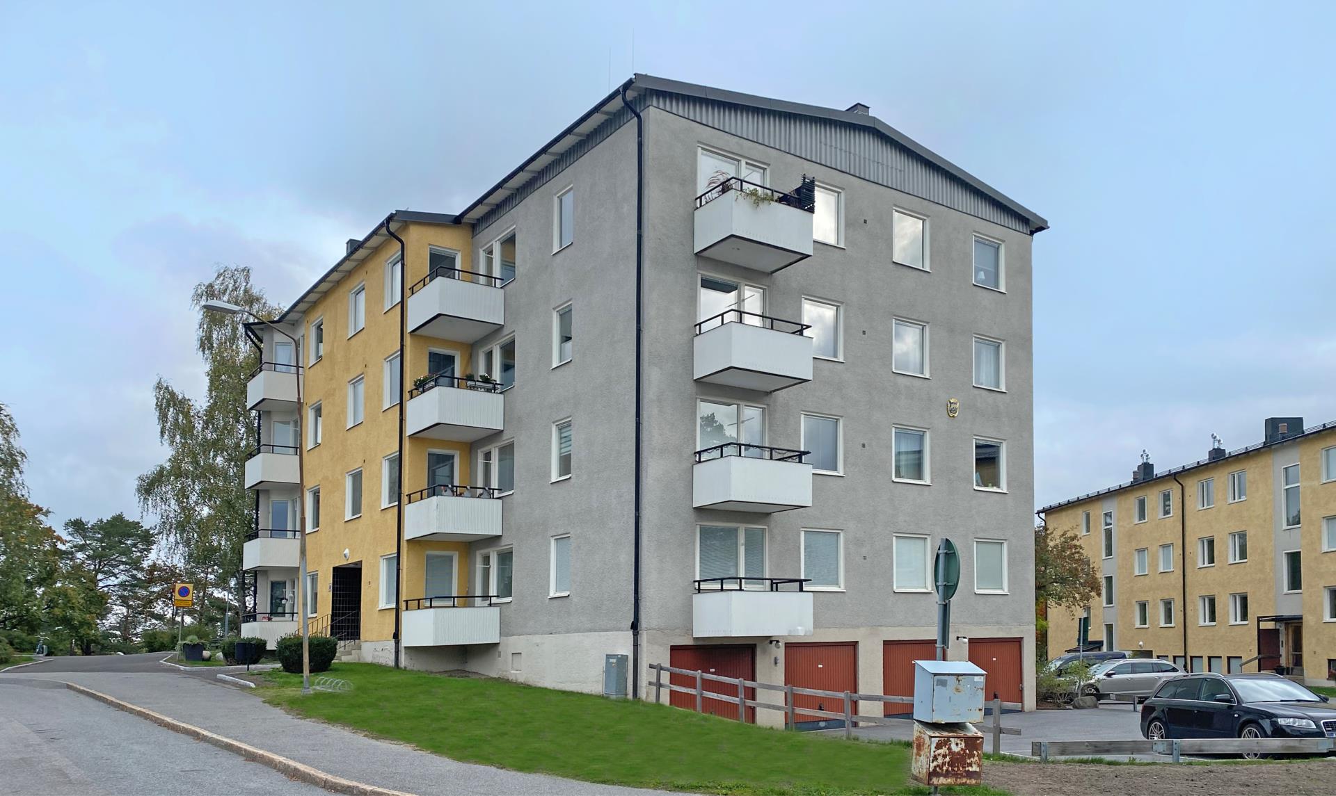 Smakfullt renoverad tvåa med trivsam balkong