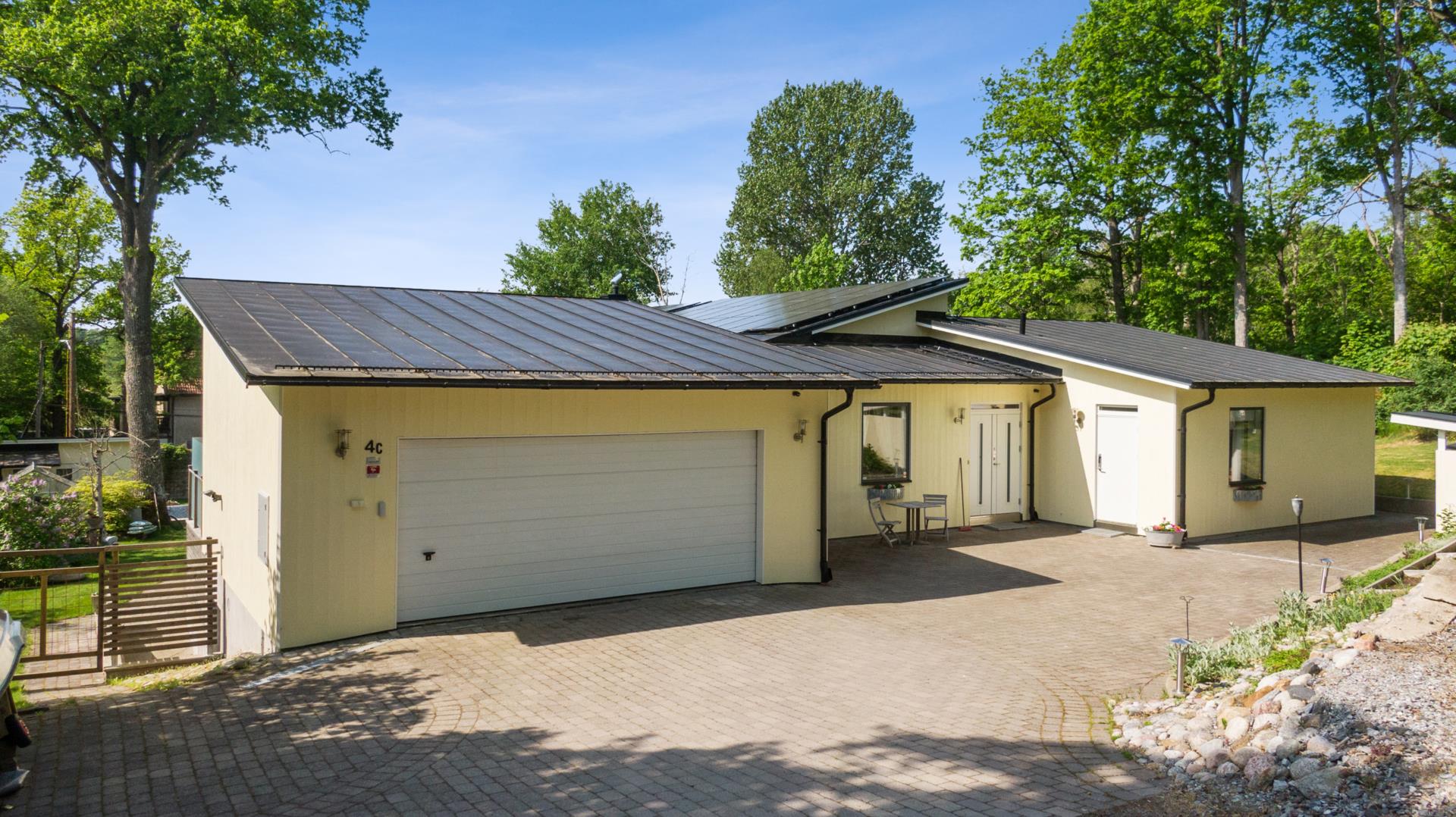 Stor exklusiv villa i Stora Mellansjö med bergvärme, dubbelgarage och solceller