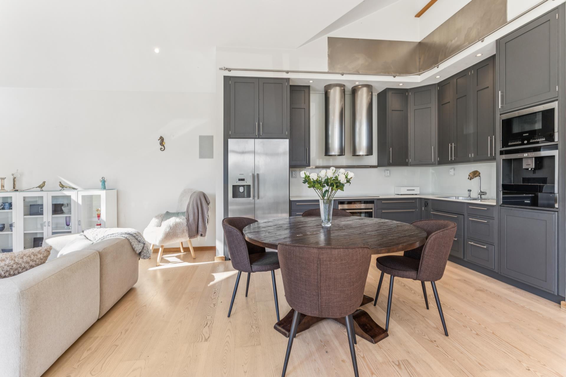 Påkostad arkitektritad villa med modern planlösning, bergvärme och fina materialval