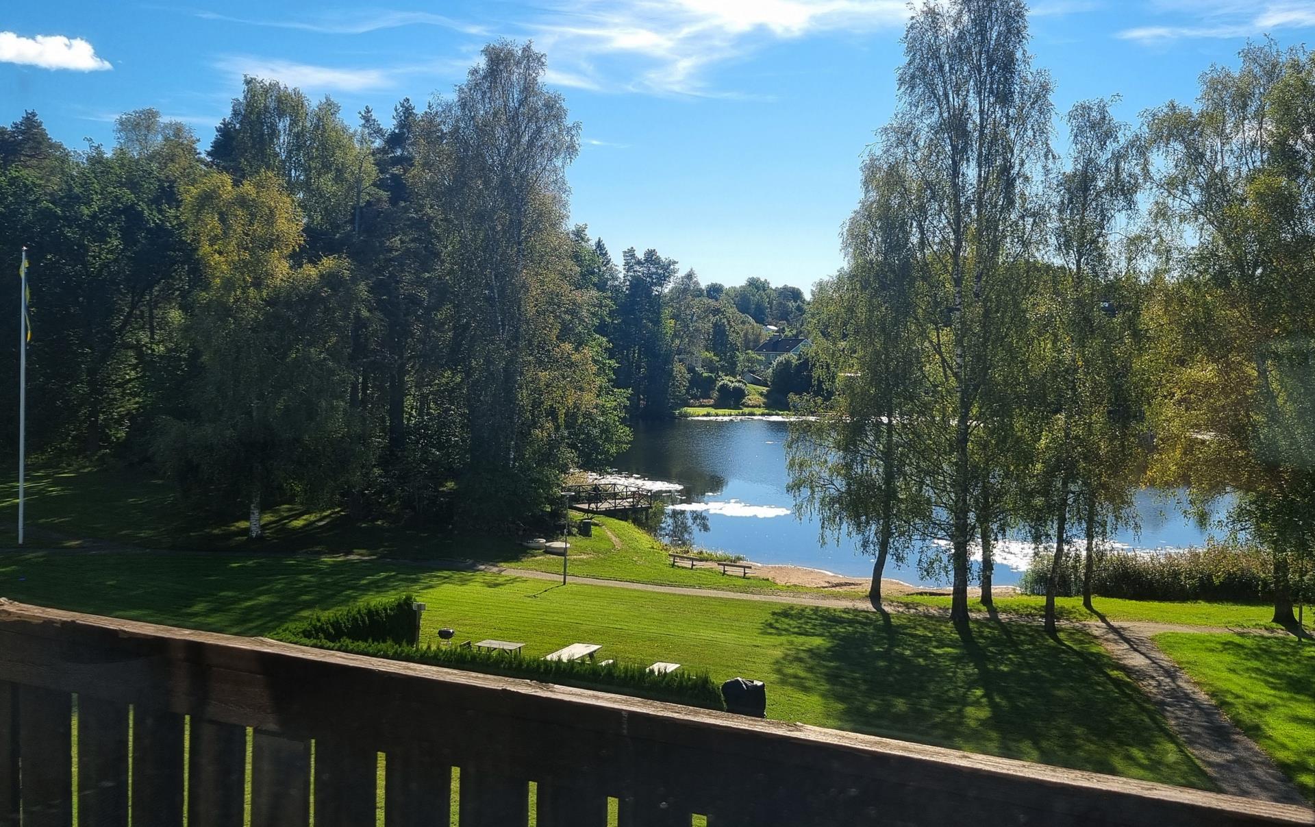 Välplanerad minitrea i bra skick med sjöutsikt och bra förvaring