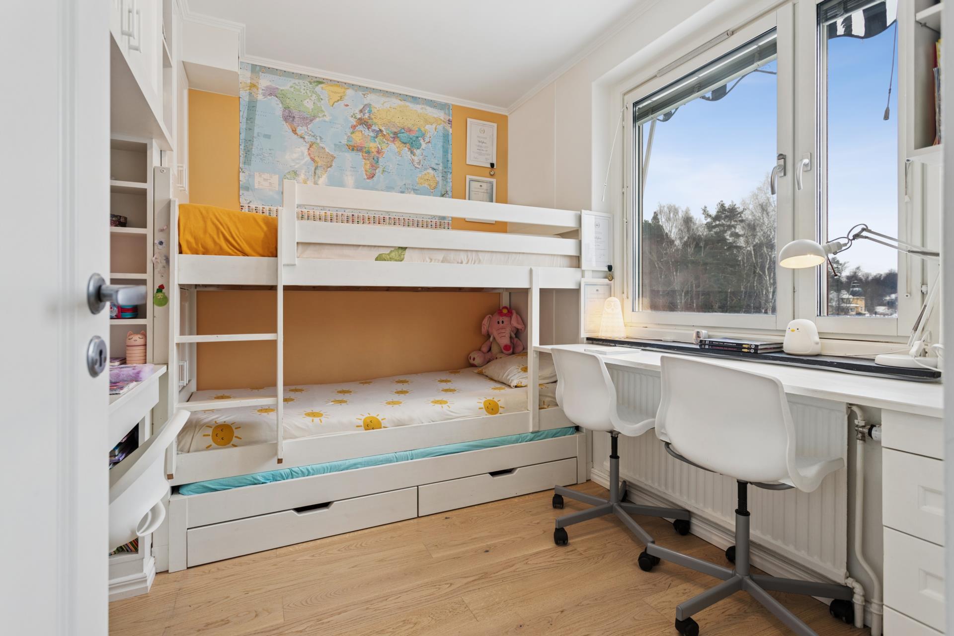 Välplanerad minitrea i bra skick med sjöutsikt och bra förvaring