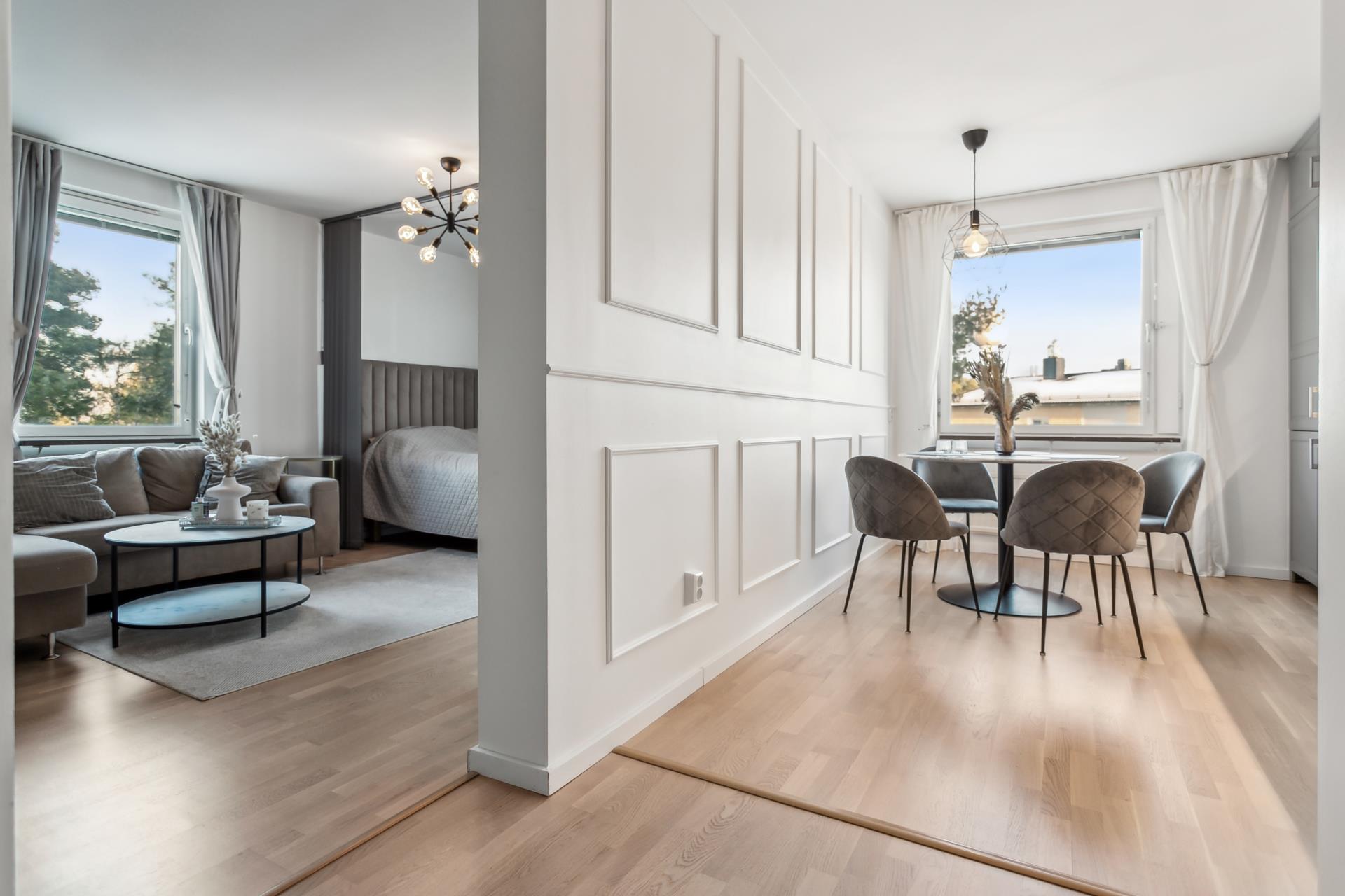Smakfullt renoverad tvåa med trivsam balkong