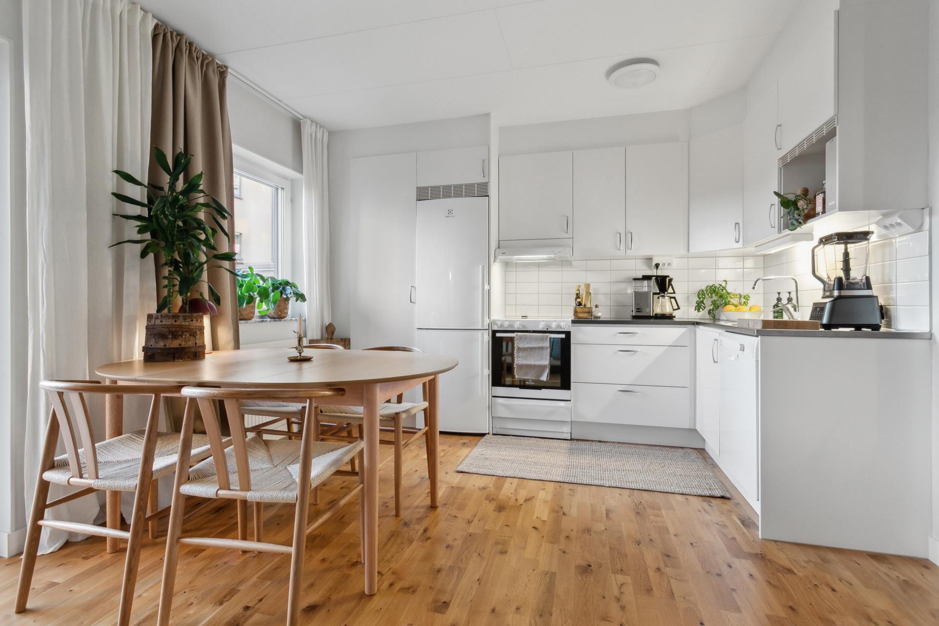 Ljus och fräsch etta med öppen modern planlösning från 2019
