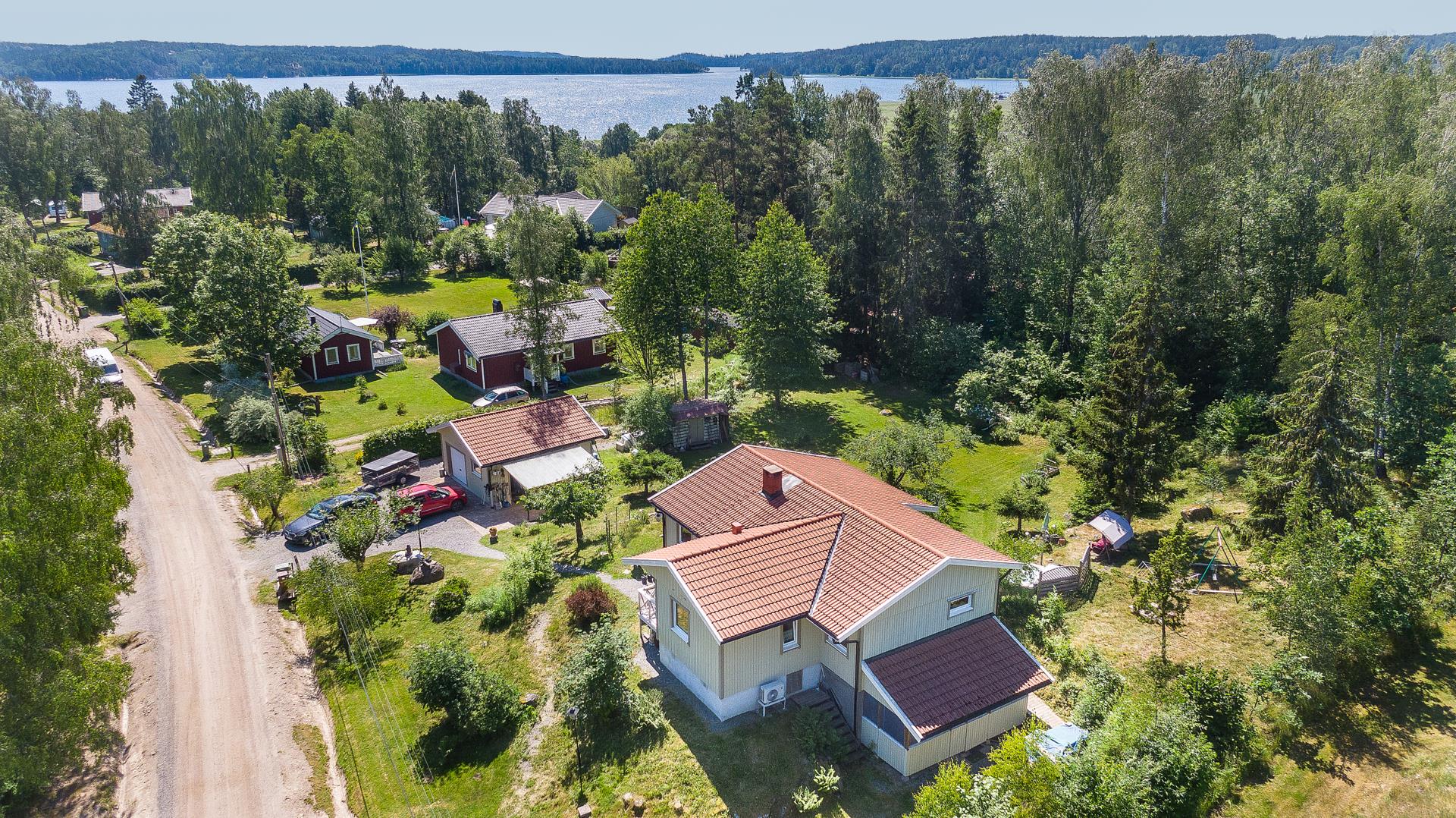 Strandnära fastighet i fridfulla kvarter med lyxigt garage