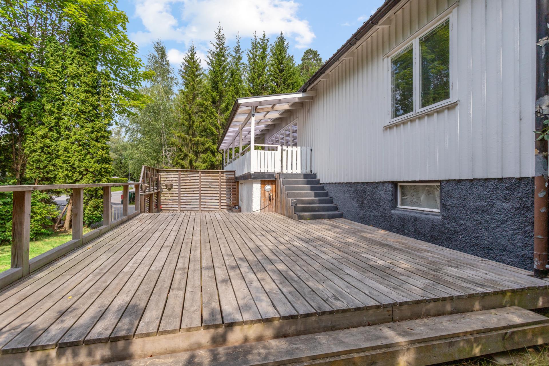 Rymlig villa med bra värmesystem, rejält dubbelgarage & uthyrningsdel