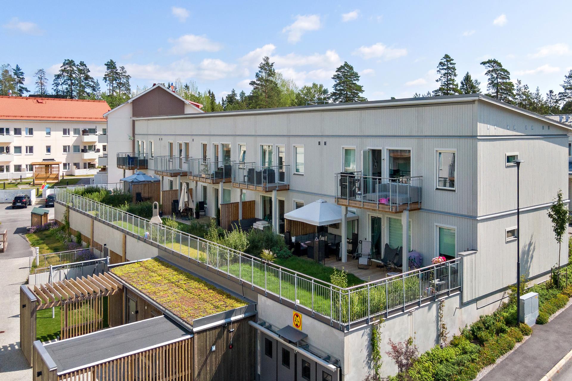 Välplanerad hörnfyra med bra planlösning och stor altan med tillhörande egen trädgård