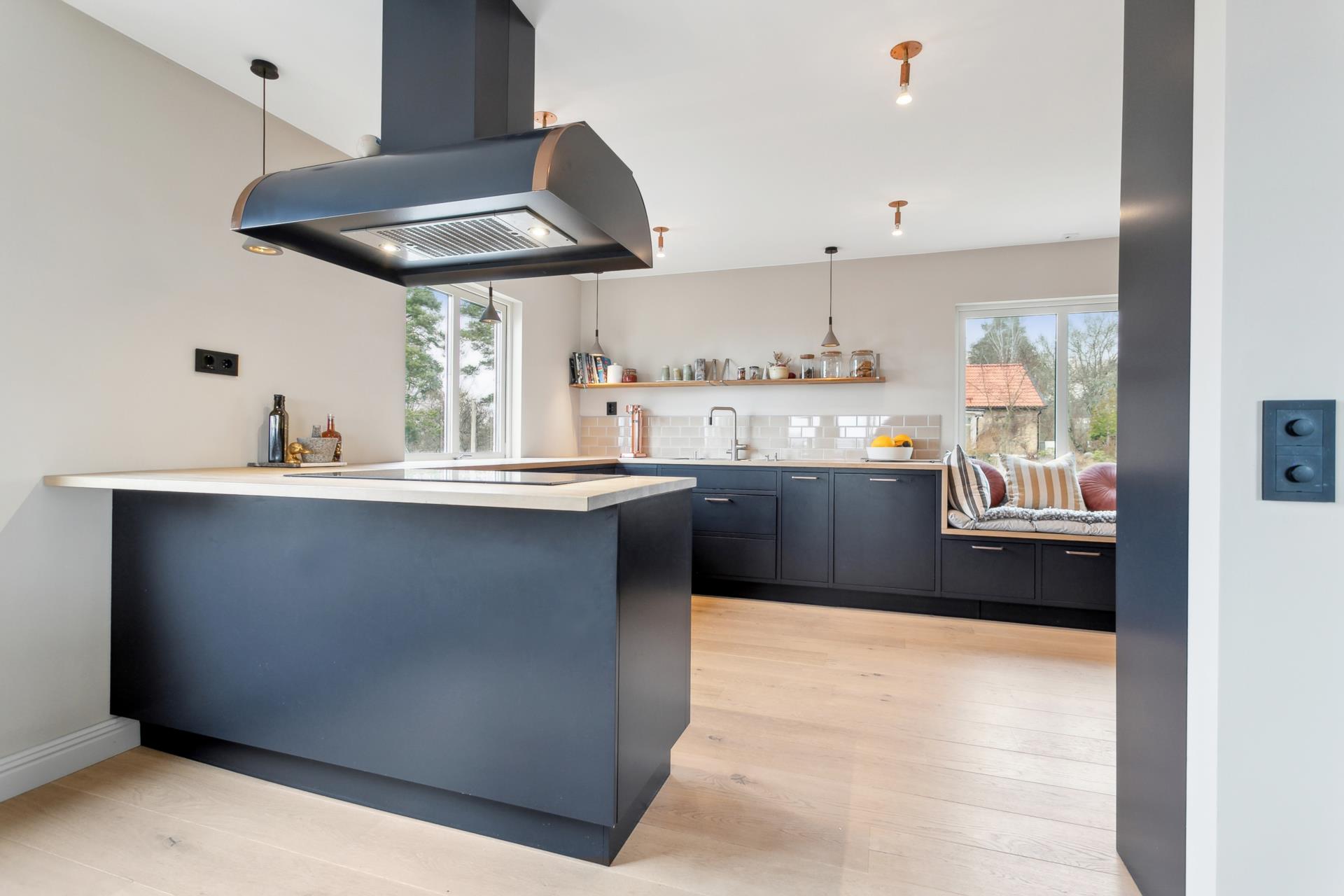 Rymlig villa med ett magiskt läge och sjöutsikt över Malmsjön