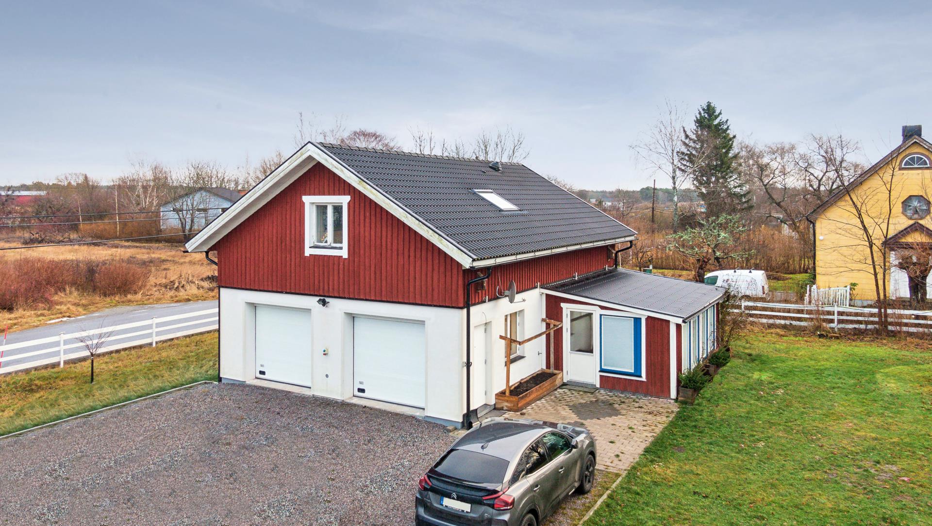 Imponerande fastighet med stor tomt, villa om ca 553 m² och gästhus om ca 147 m²