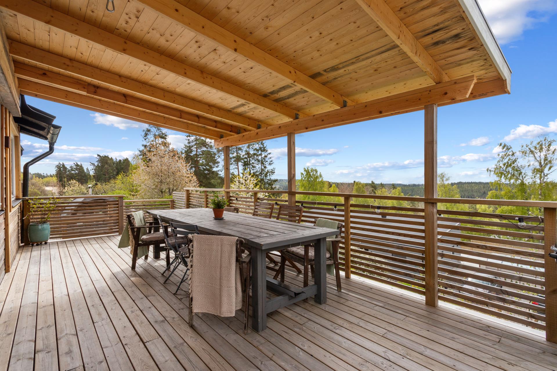 Rymlig villa med ett magiskt läge och sjöutsikt över Malmsjön