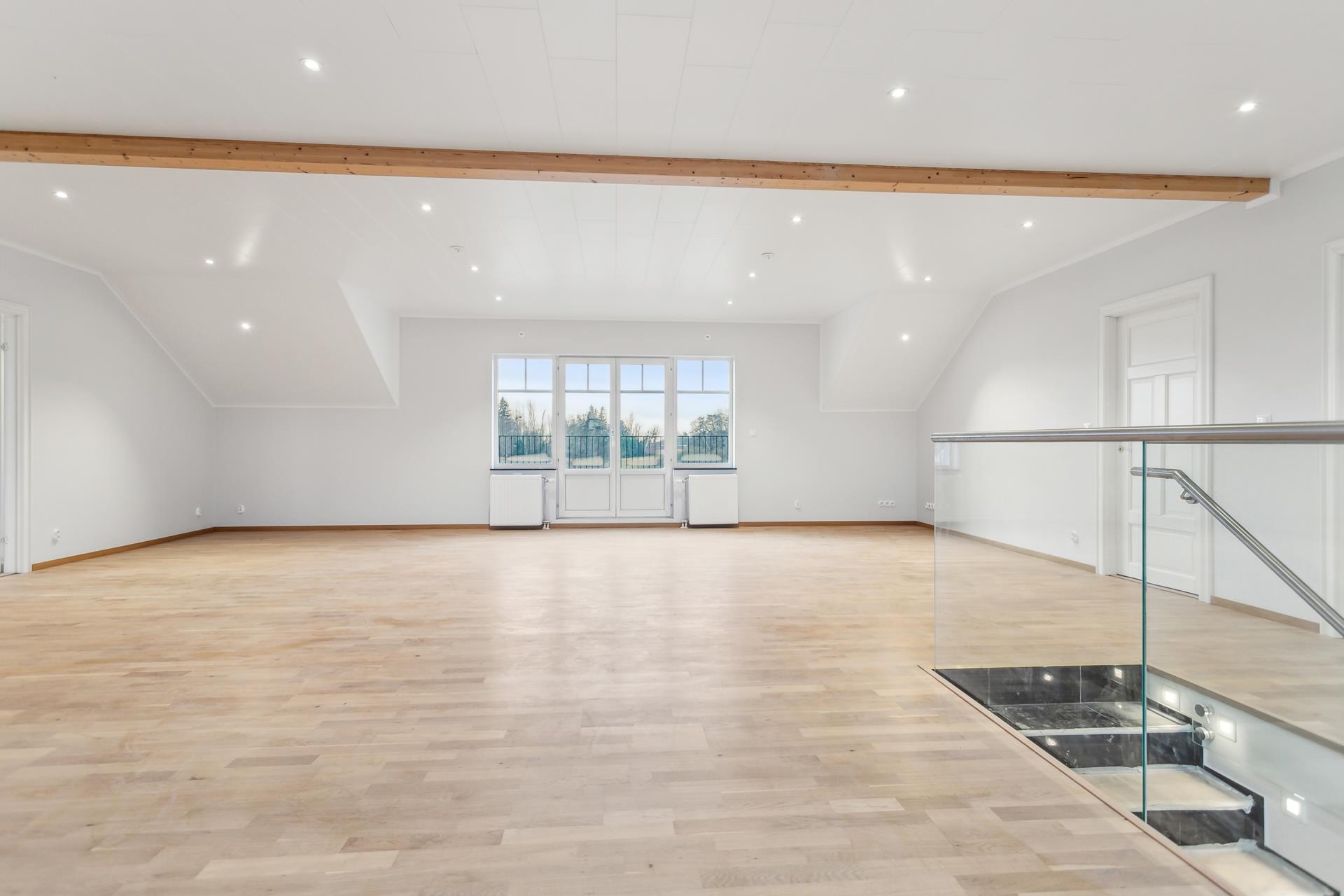 Imponerande fastighet med stor tomt, villa om ca 553 m² och gästhus om ca 147 m²