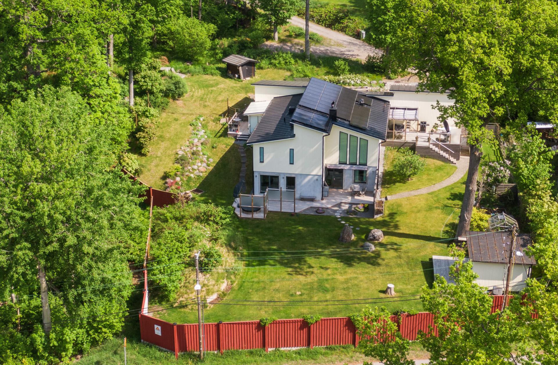 Stor exklusiv villa i Stora Mellansjö med bergvärme, dubbelgarage och solceller