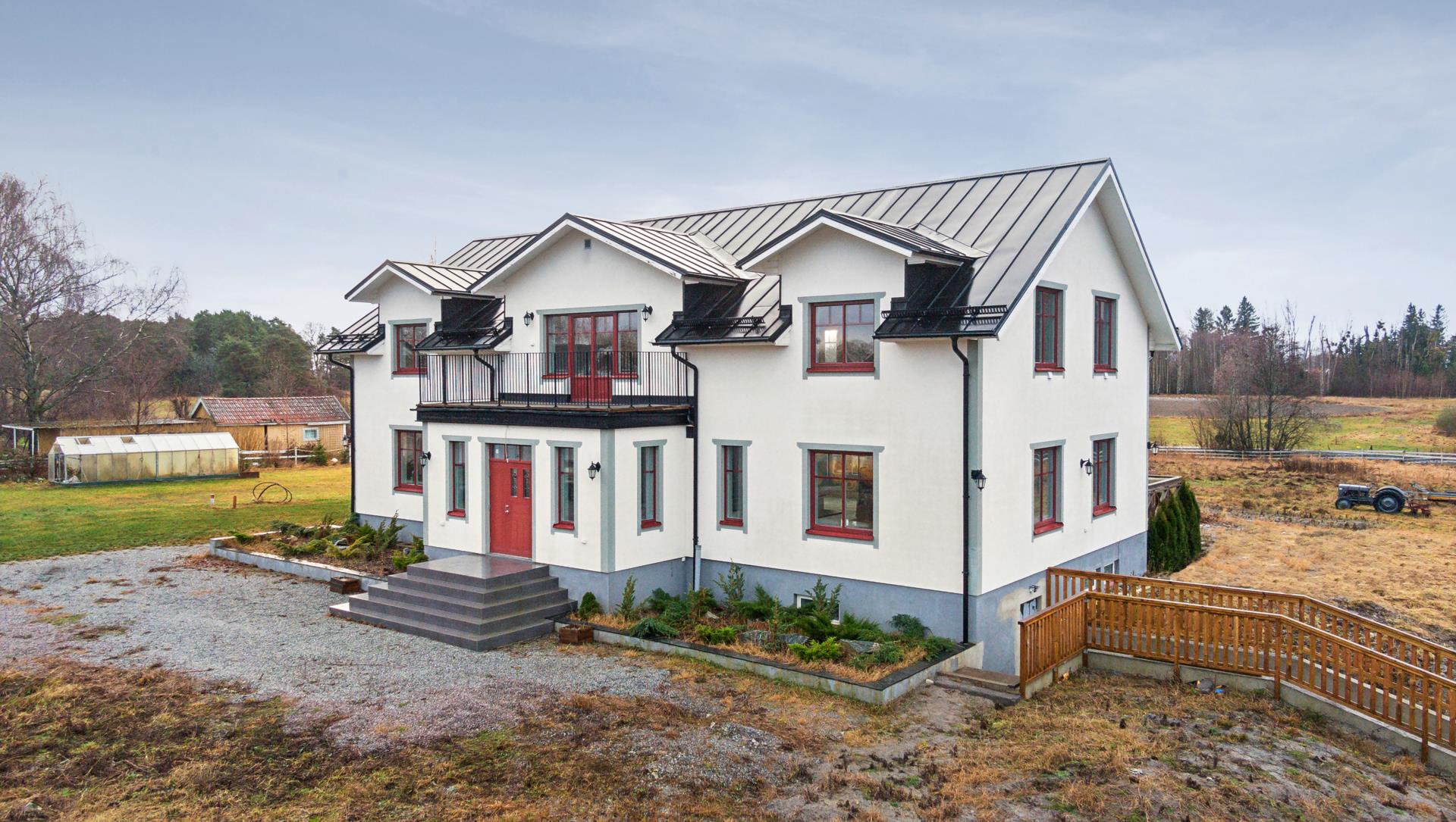 Imponerande fastighet med stor tomt, villa om ca 553 m² och gästhus om ca 147 m²
