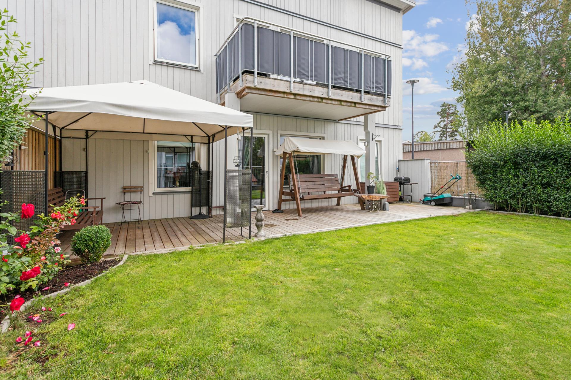 Välplanerad hörnfyra med bra planlösning och stor altan med tillhörande egen trädgård