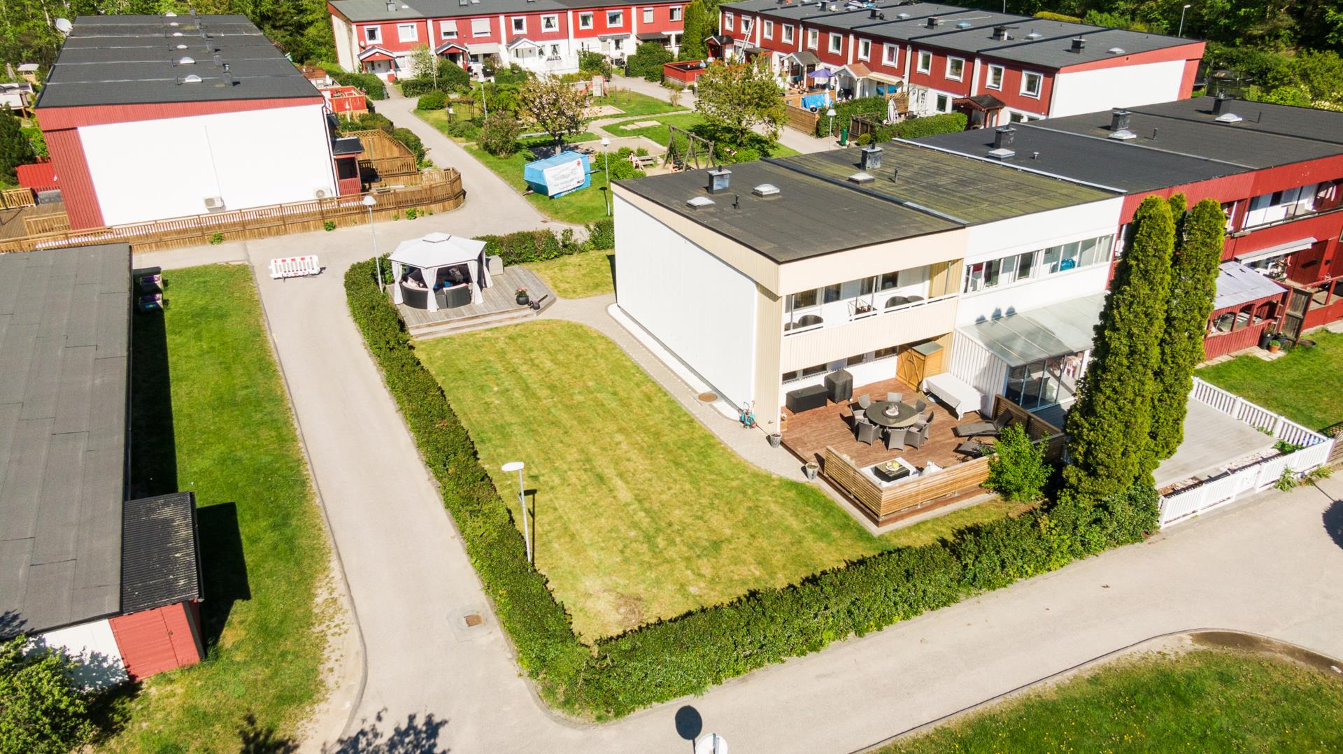 Smakfullt radhus i 2 plan med friköpt och underbar hörntomt i barnvänligt område