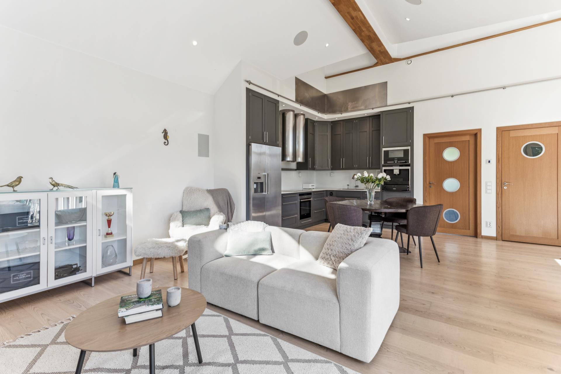 Påkostad arkitektritad villa med modern planlösning, bergvärme och fina materialval