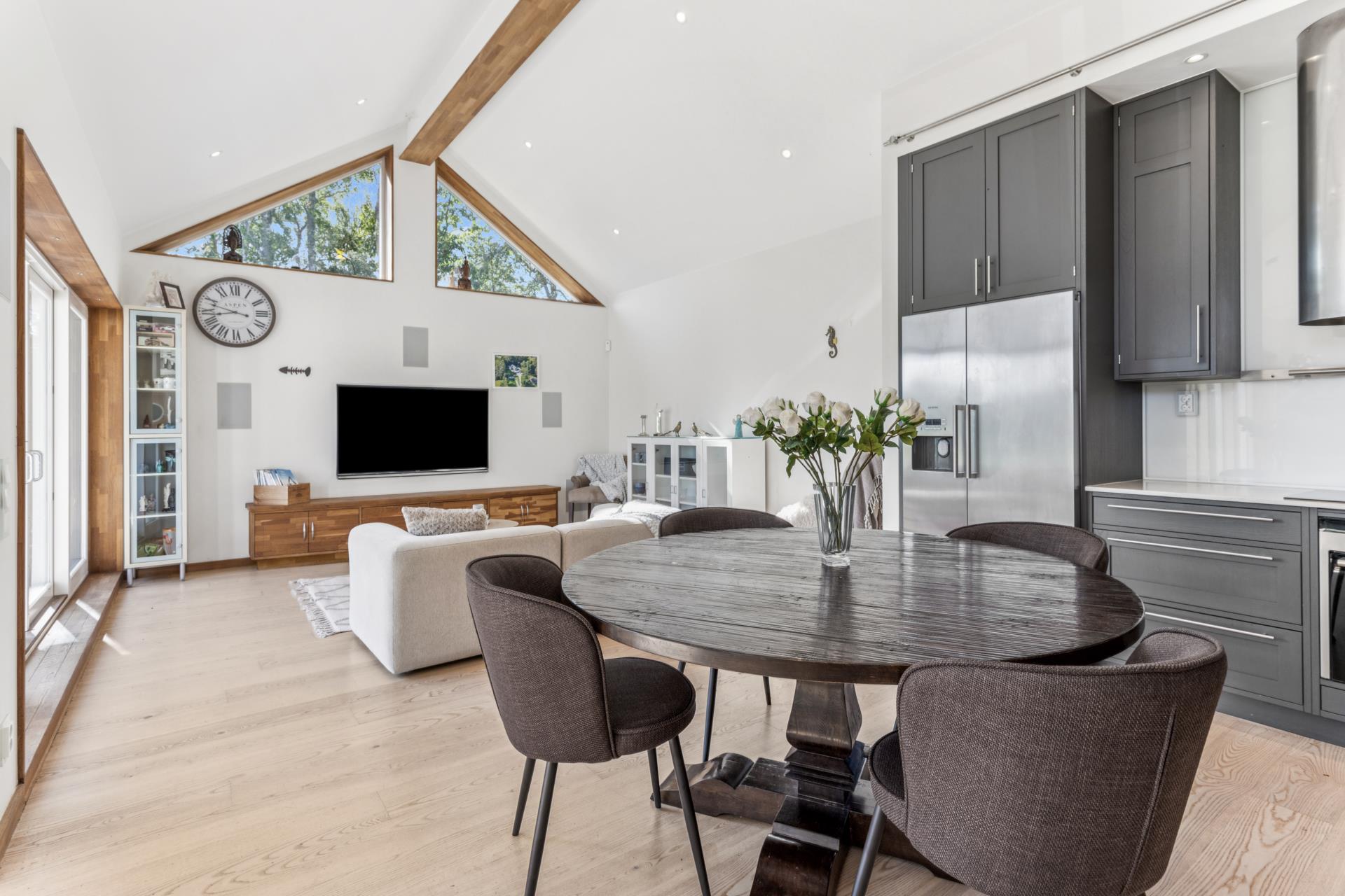 Påkostad arkitektritad villa med modern planlösning, bergvärme och fina materialval