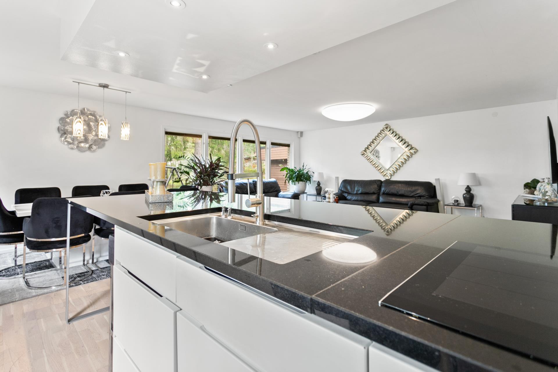 Stor välrenoverad villa om totalt 225 m² längst in på lugn återvändsgata