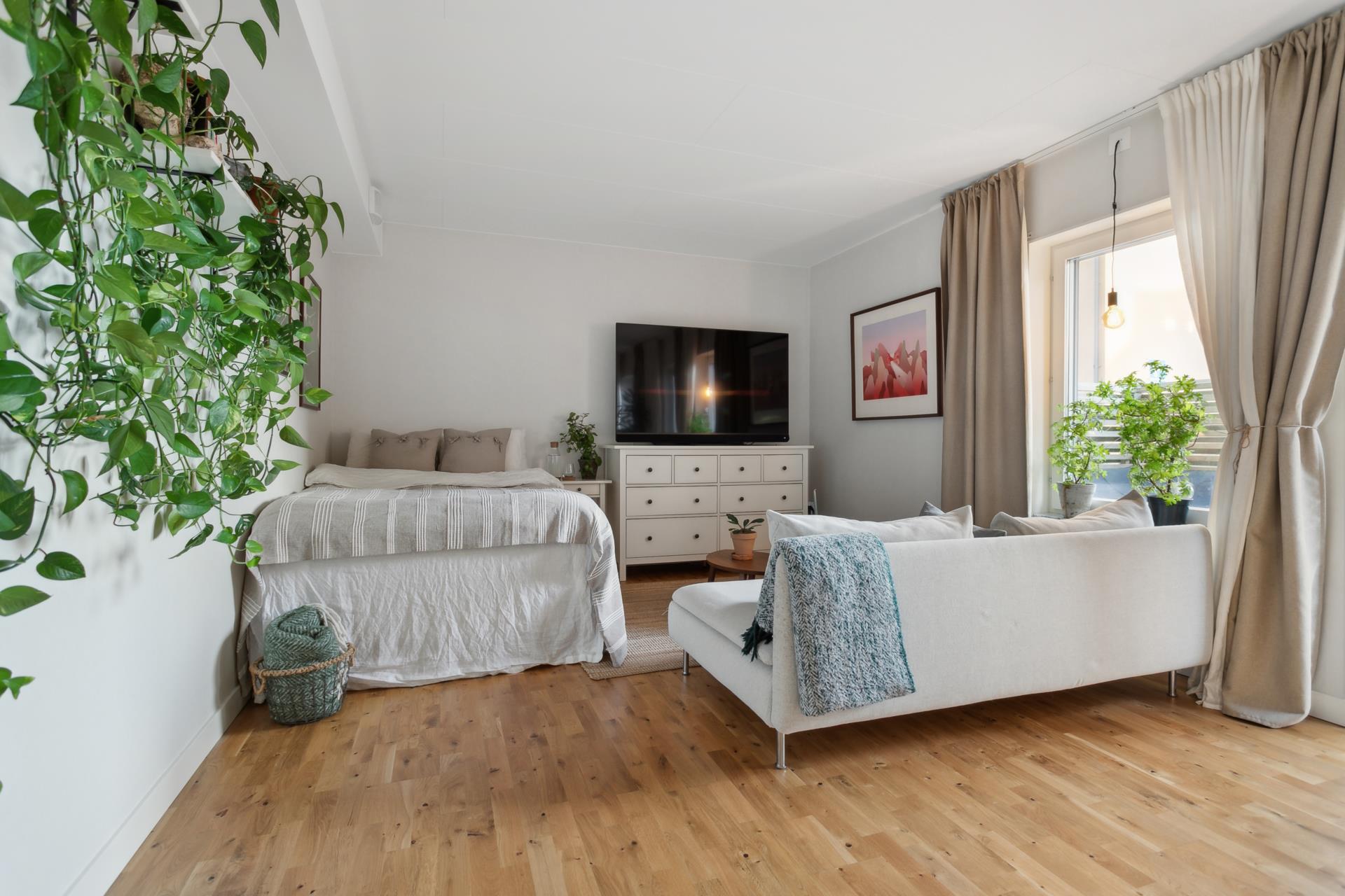 Ljus och fräsch etta med öppen modern planlösning från 2019