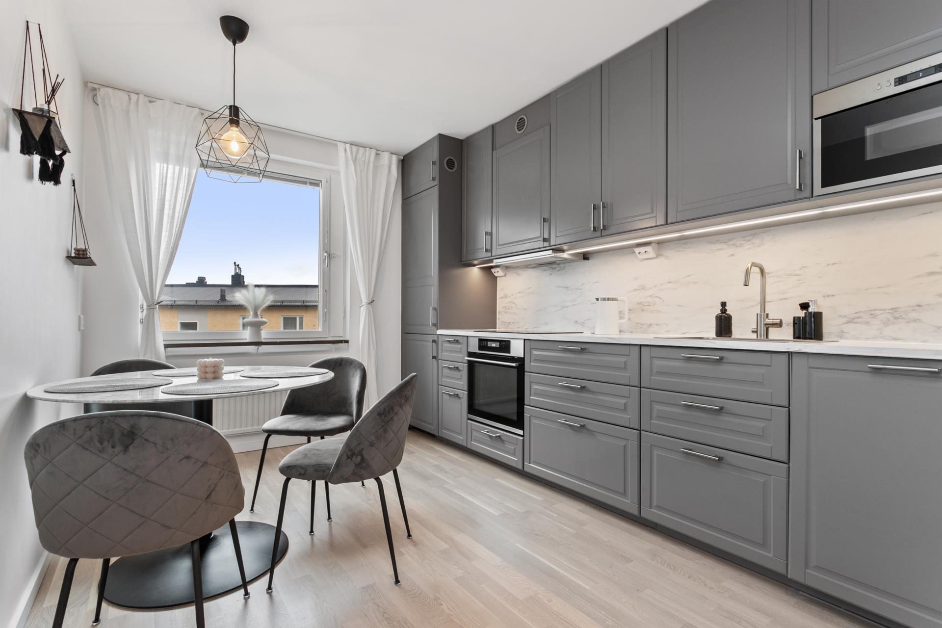 Smakfullt renoverad tvåa med trivsam balkong
