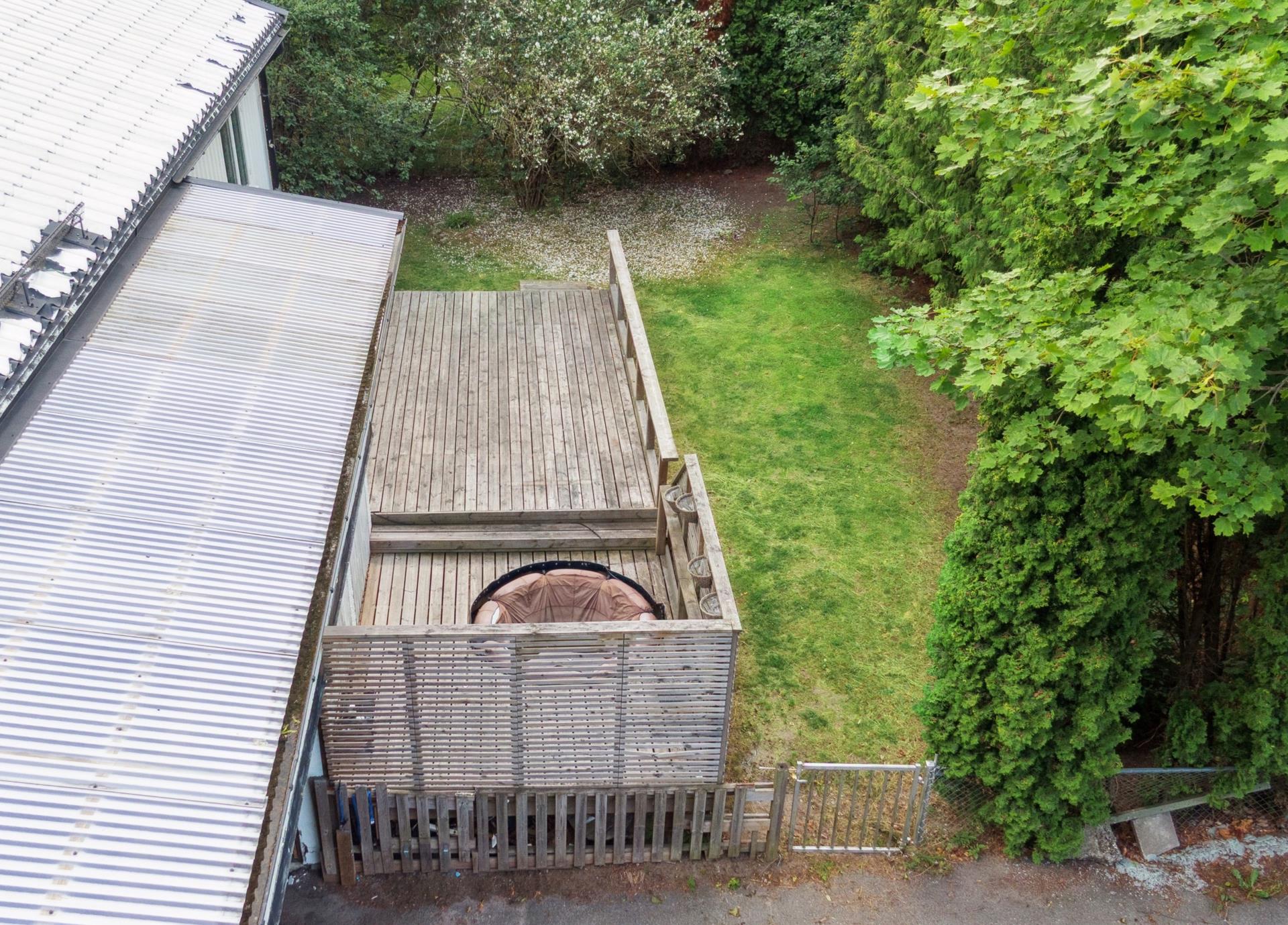 Rymlig villa med bra värmesystem, rejält dubbelgarage & uthyrningsdel