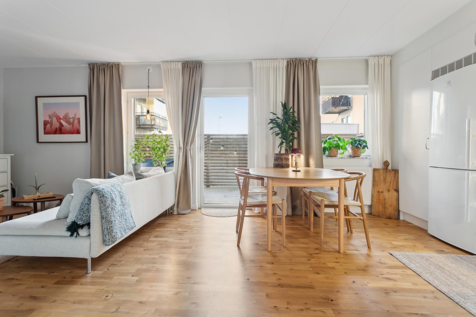 Ljus och fräsch etta med öppen modern planlösning från 2019