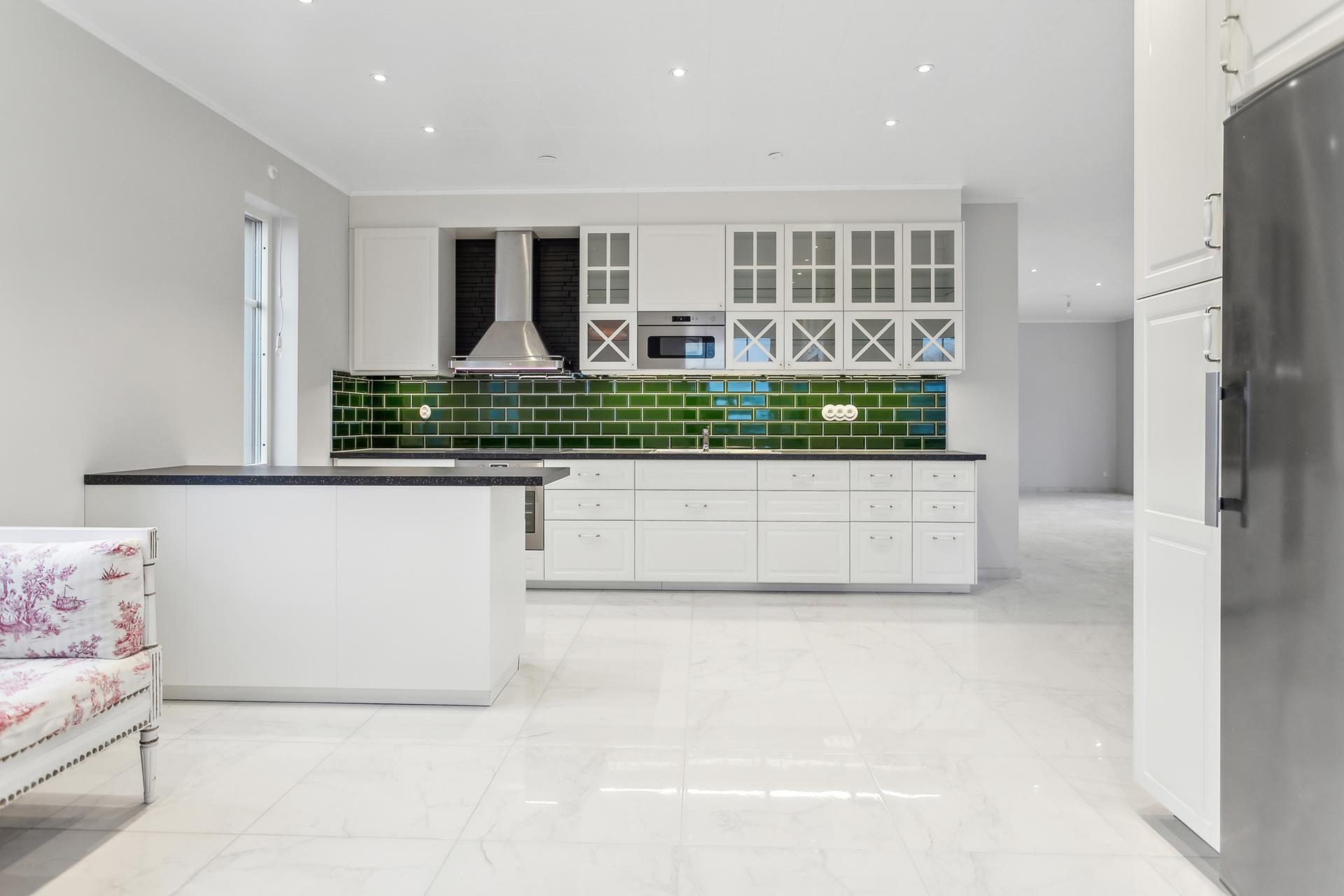 Imponerande fastighet med stor tomt, villa om ca 553 m² och gästhus om ca 147 m²