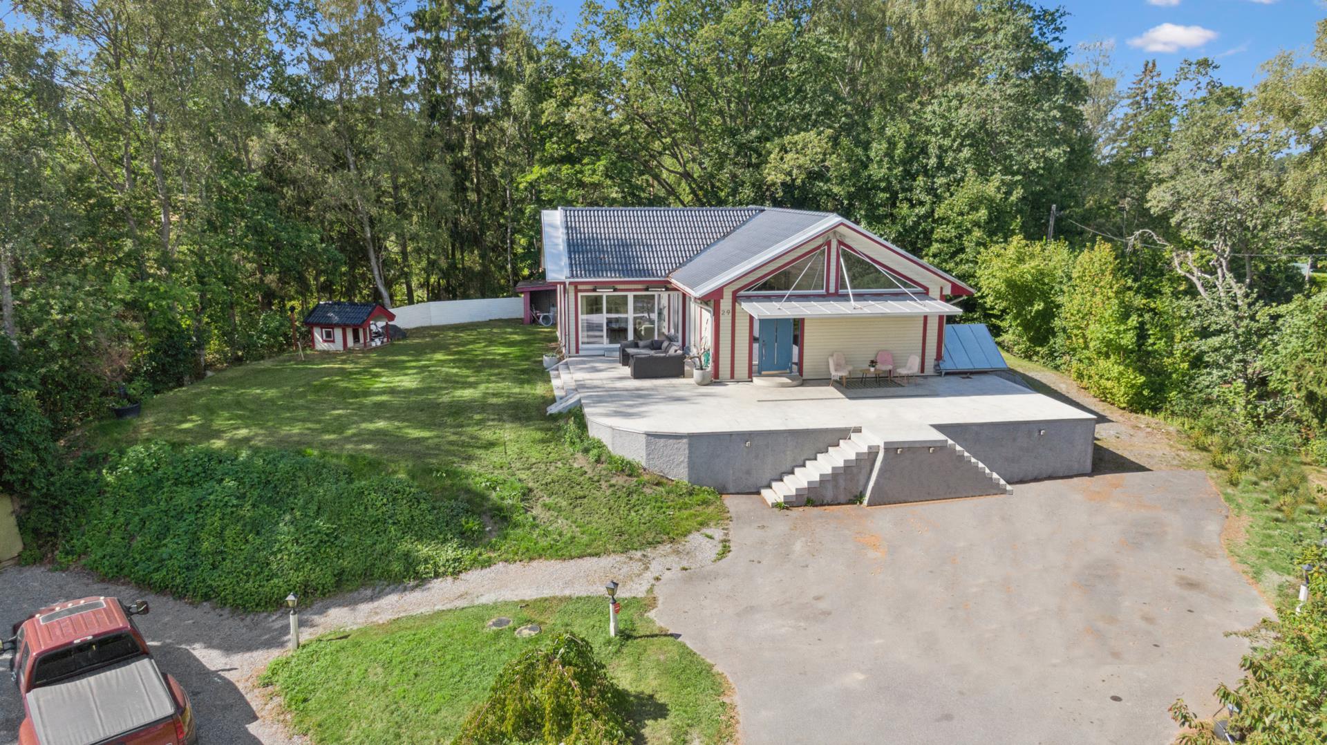 Påkostad arkitektritad villa med modern planlösning, bergvärme och fina materialval