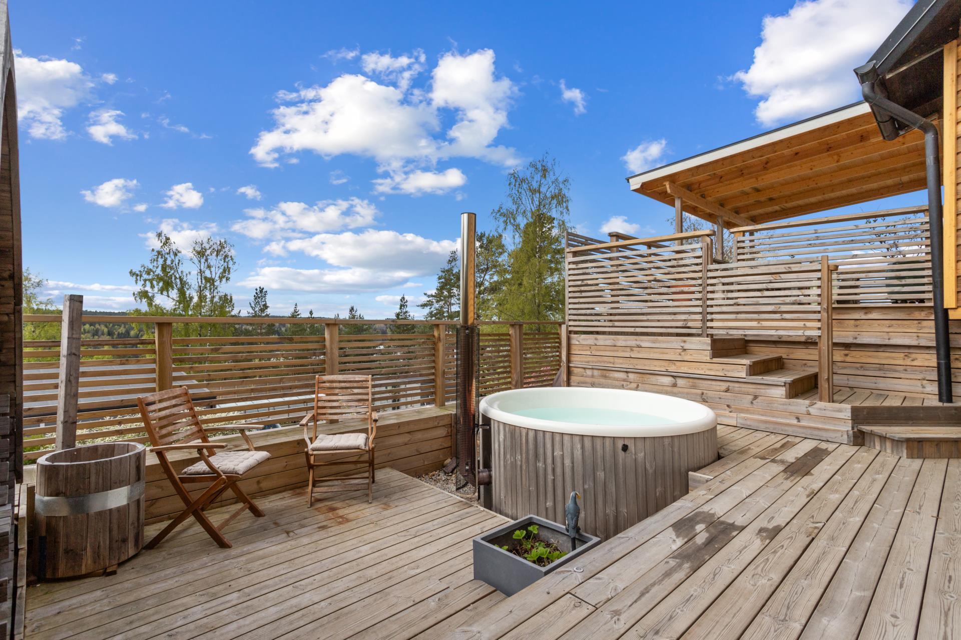 Rymlig villa med ett magiskt läge och sjöutsikt över Malmsjön