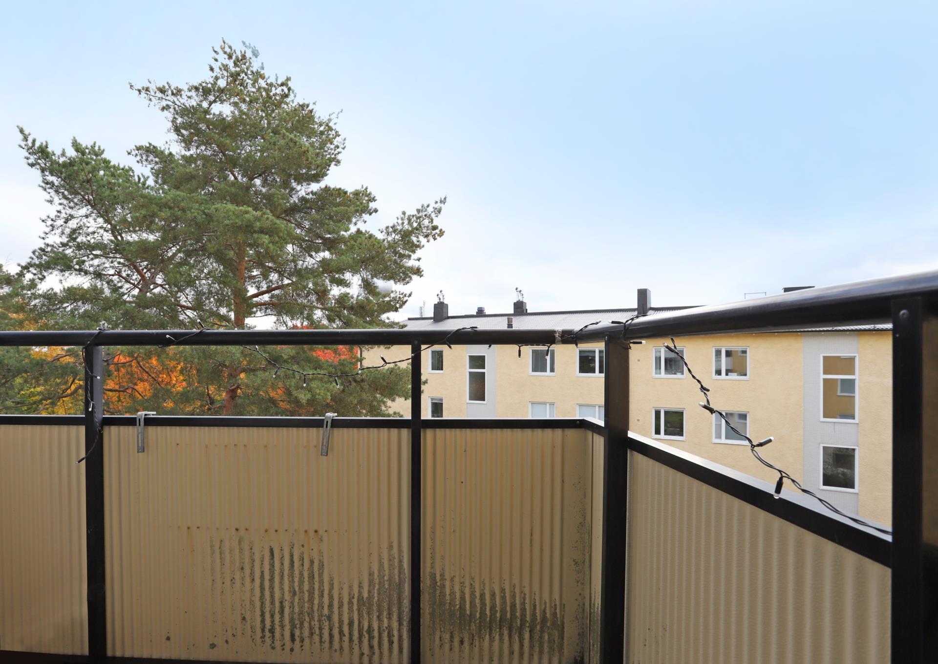 Smakfullt renoverad tvåa med trivsam balkong
