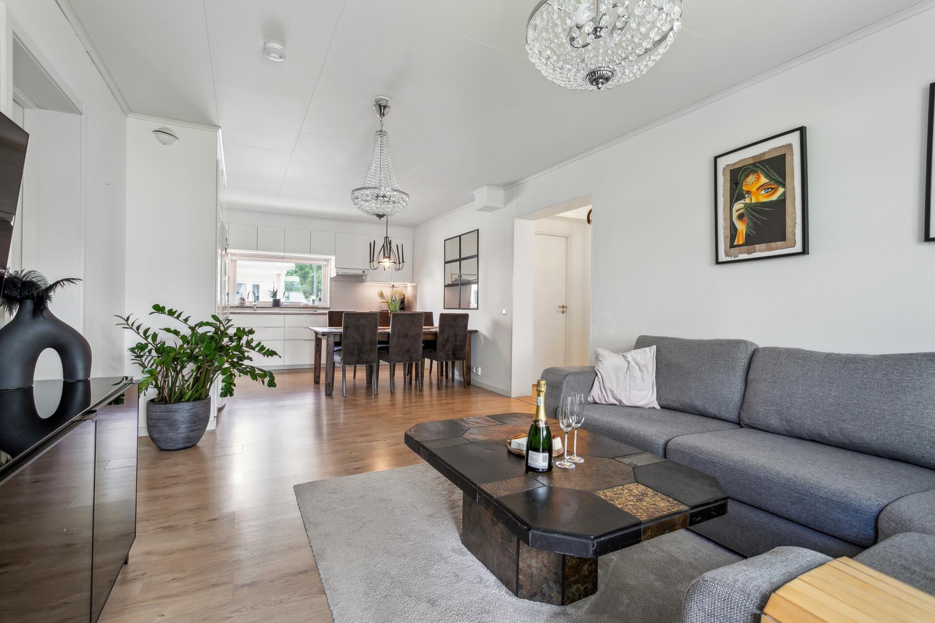 Välplanerad hörnfyra med bra planlösning och stor altan med tillhörande egen trädgård
