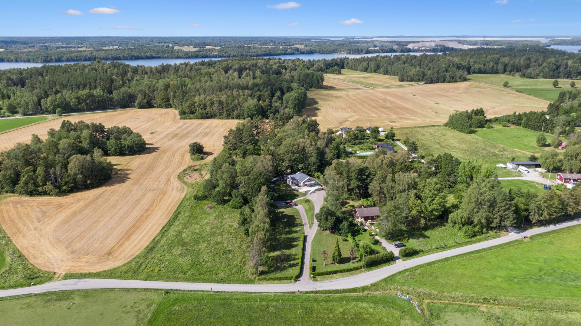 Påkostad arkitektritad villa med modern planlösning, bergvärme och fina materialval