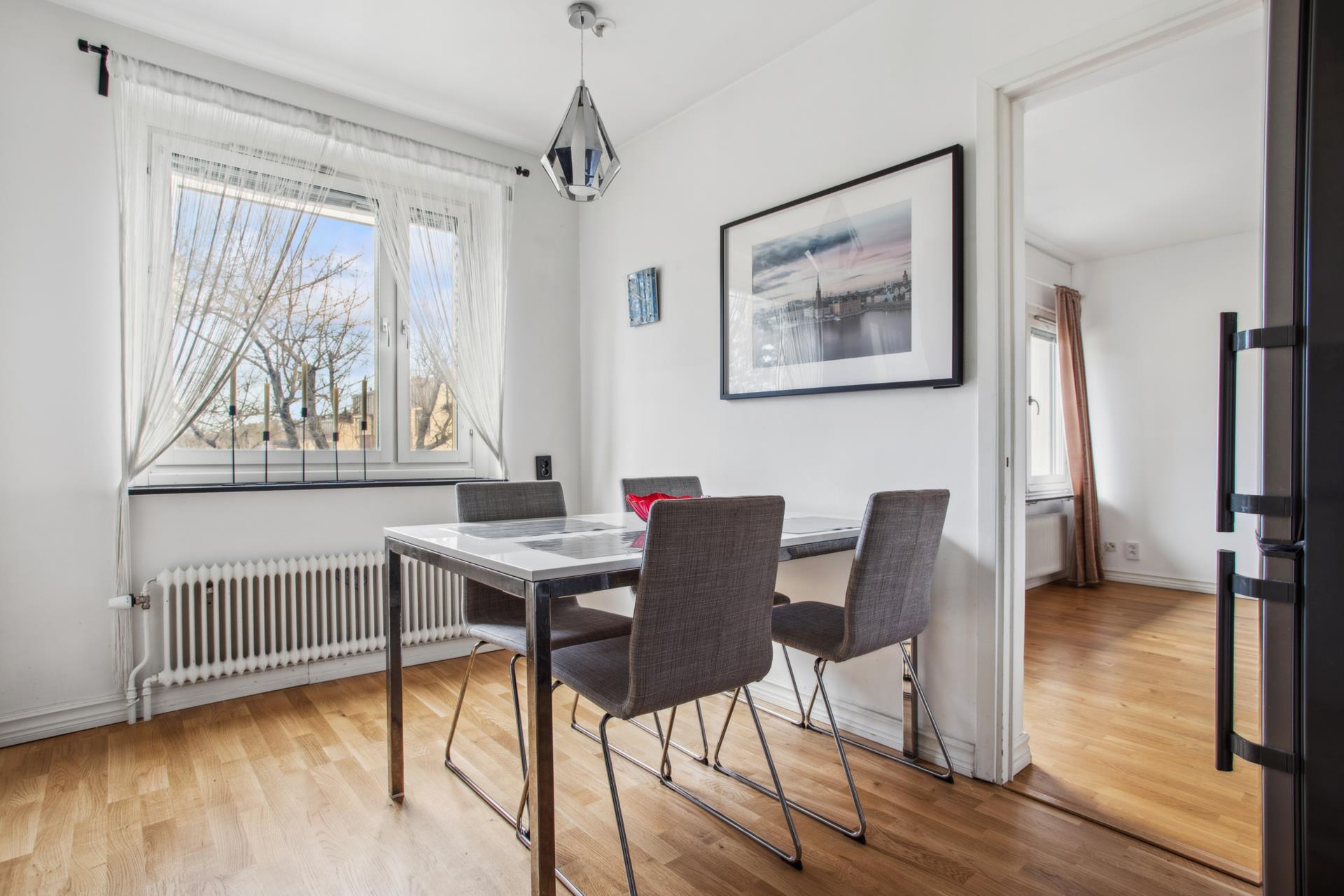 Rymlig och välplanerad tvåa i bra skick nära badplats och förening med god ekonomi