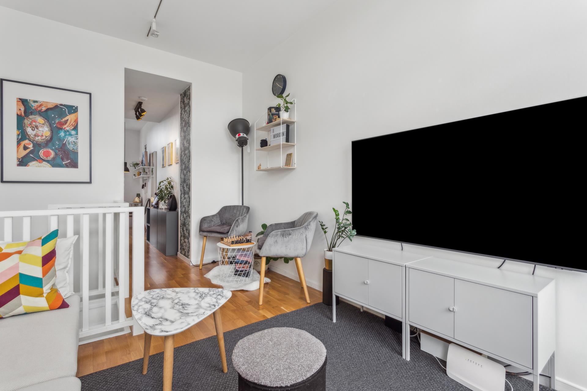 Välplanerad i två plan med uteplats i soligt läge