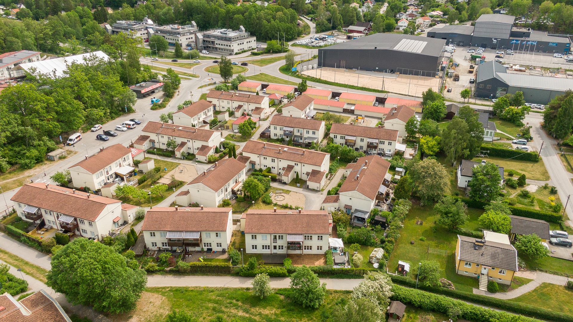 Välplanerad tvåa med hörnläge som bjuder på genuin radhuskänsla