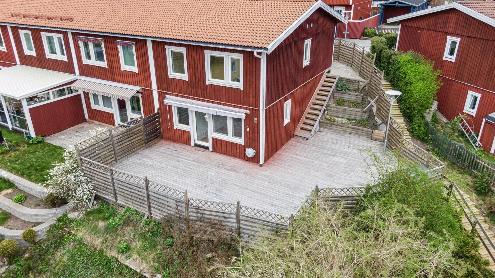Välrenoverat gavelradhus med stor altan och nära kommunikationer