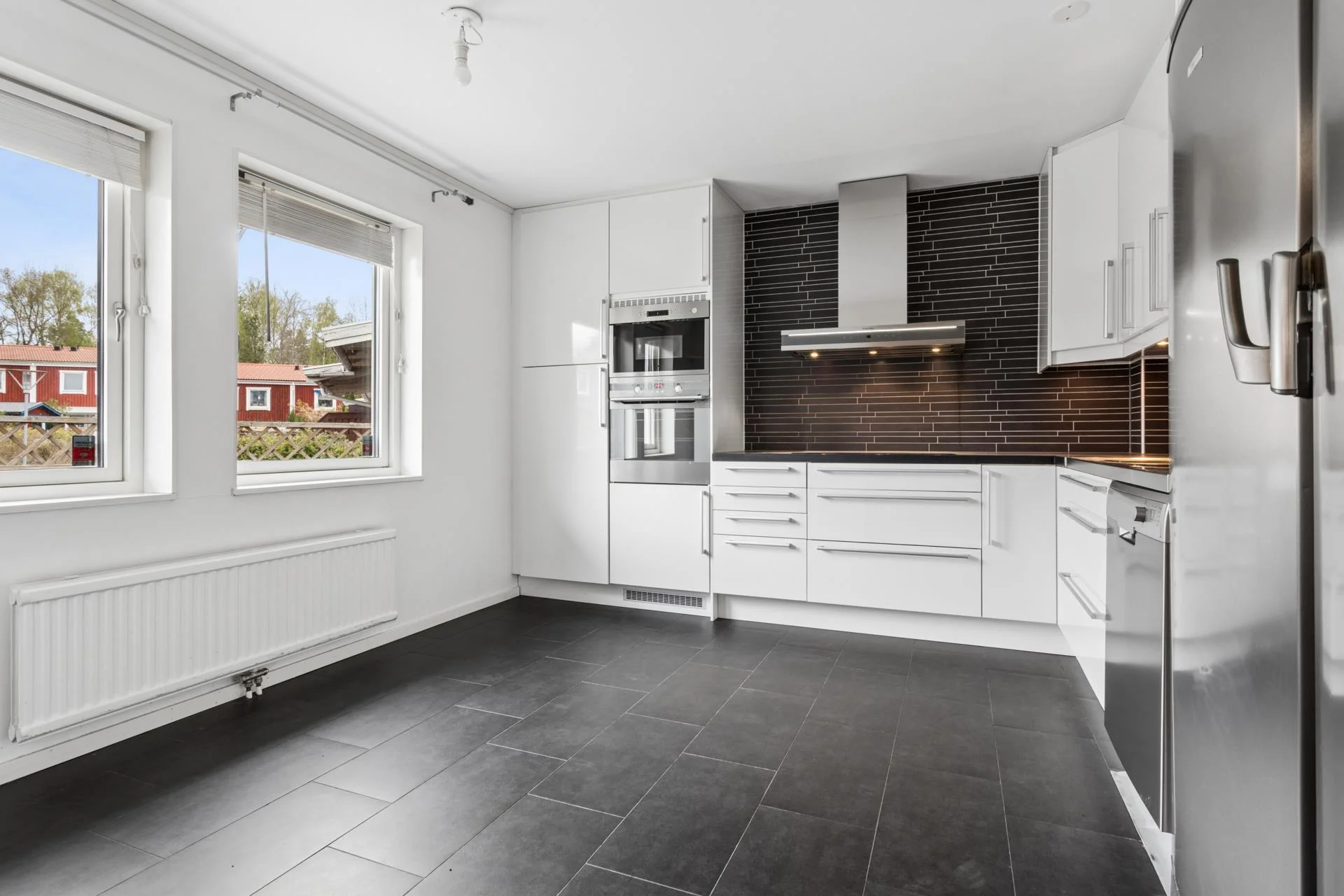 Välrenoverat gavelradhus med stor altan och nära kommunikationer