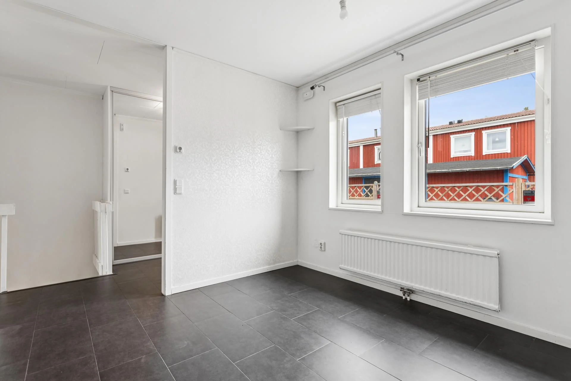 Välrenoverat gavelradhus med stor altan och nära kommunikationer
