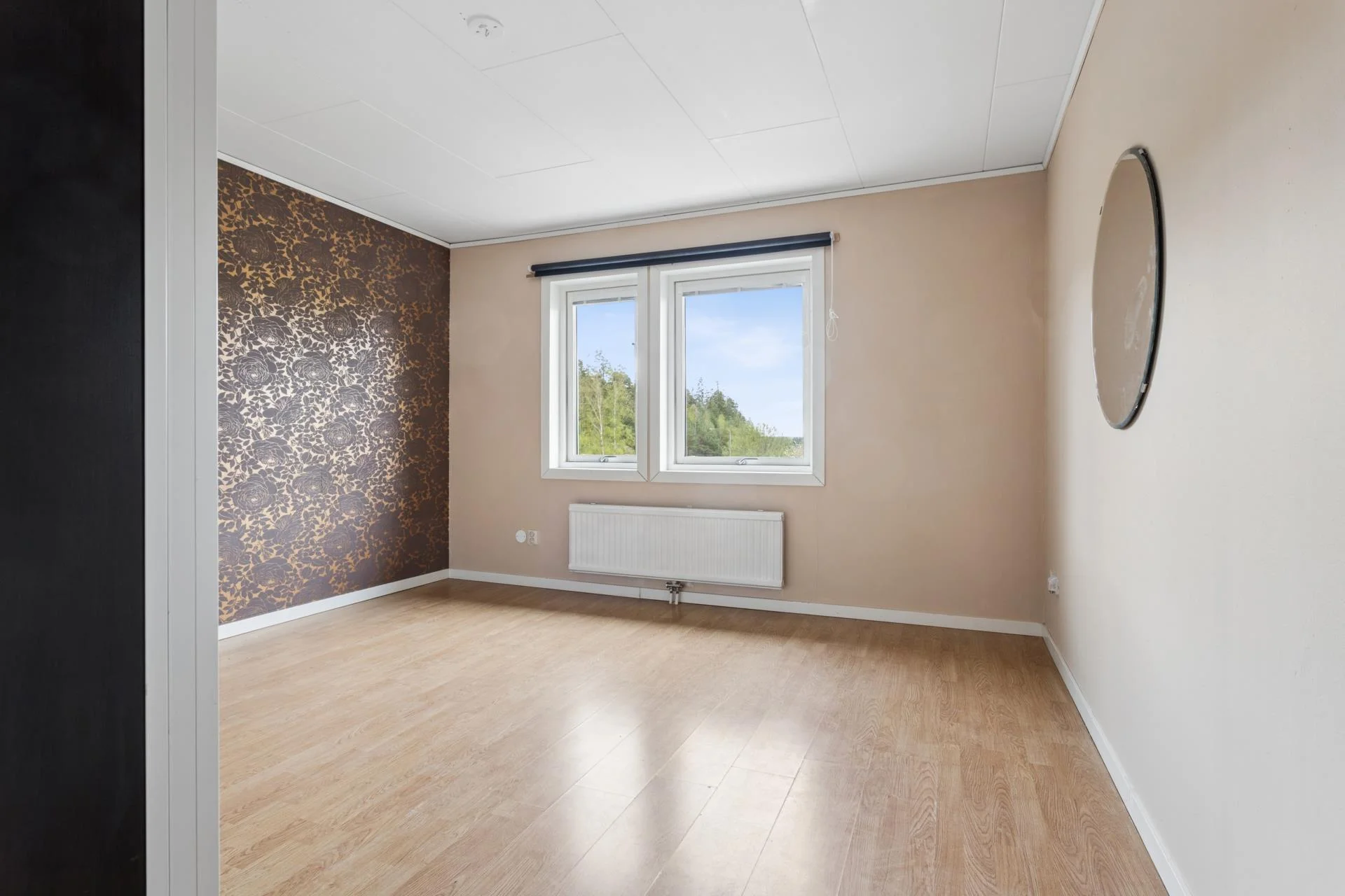 Välrenoverat gavelradhus med stor altan och nära kommunikationer