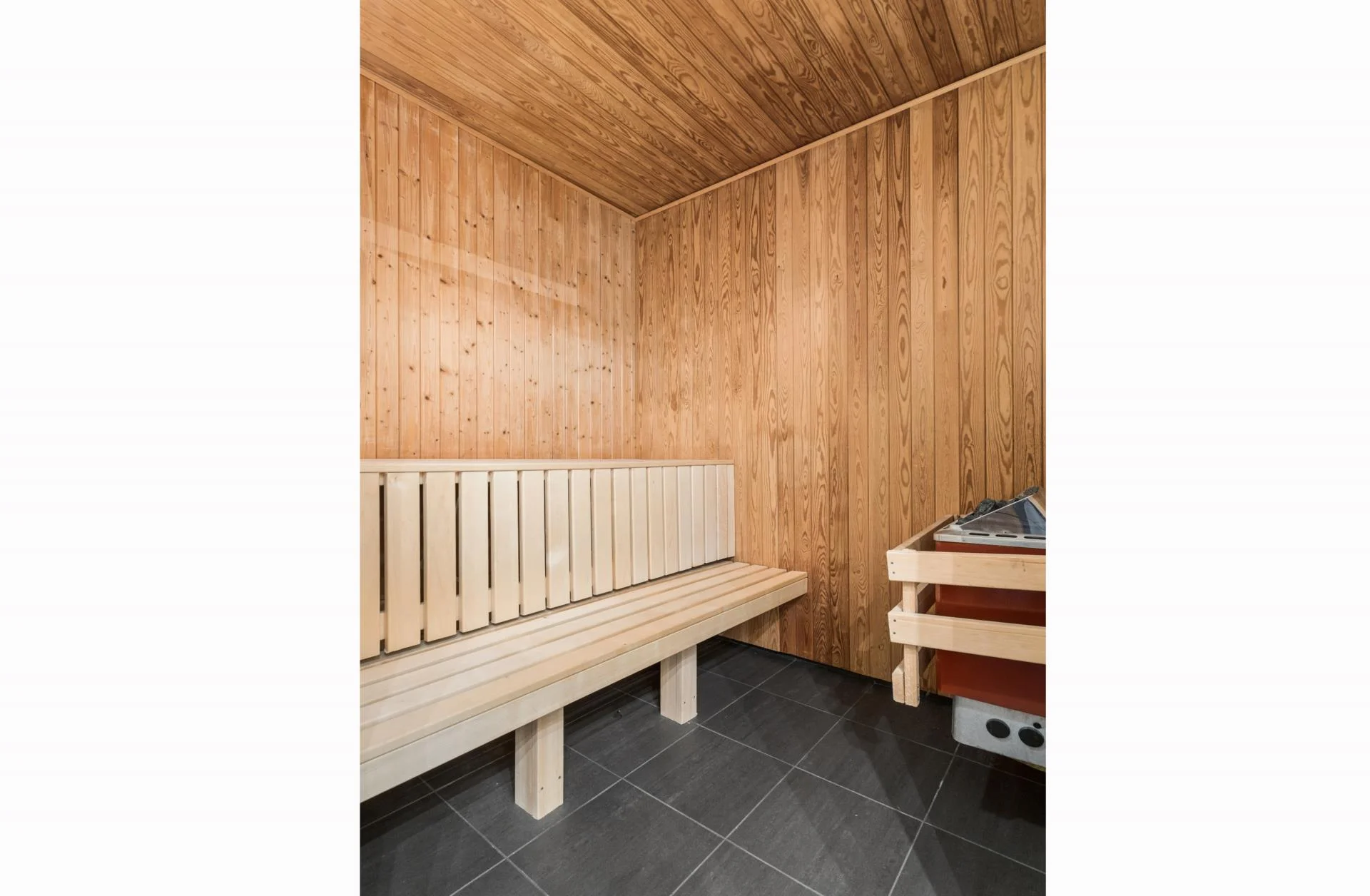 Välrenoverat gavelradhus med stor altan och nära kommunikationer